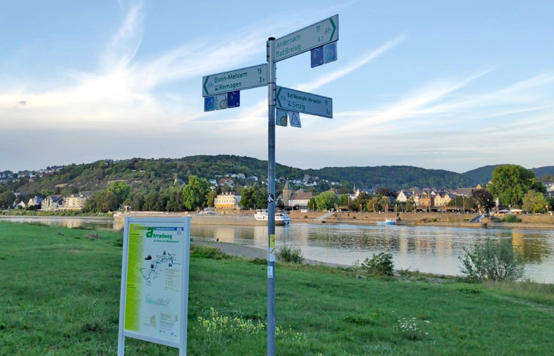 Fahrradweg in Kripp am Rhein – kurz danach an der ehemaligen Brücke über die Ahrmündung ist der europäische Fernradwanderweg aktuell noch immer unterbrochen.