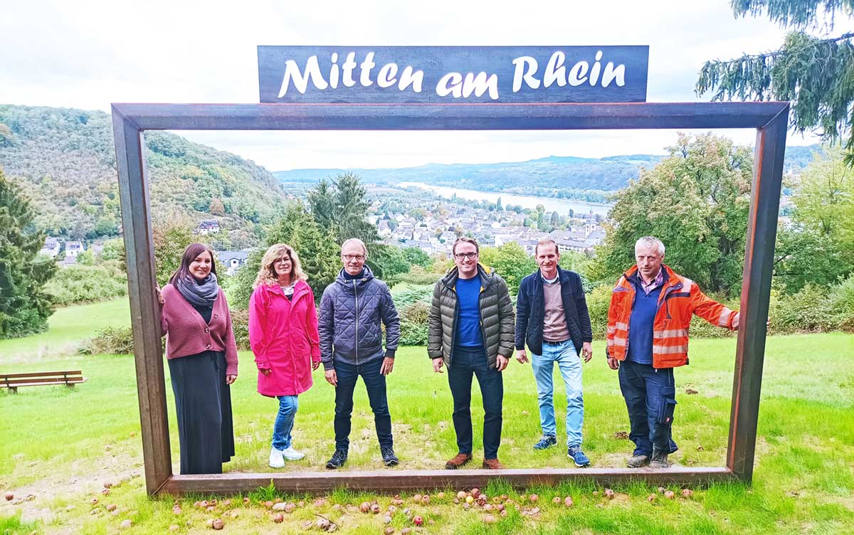 Eine von vielen schönen Aussichten der Stadt Bad Breisig ganz besonders in Szene gesetzt. Alessa Strubel, Projektmanagerin der Geschäftsstelle, Margit Schüller, Büroleiterin, Holger Klemm, Leiter der Tourist-Info Bad Breisig, Marcel Caspers, Bürgermeister der Verbandsgemeinde und Stadt Bad Breisig, Dorian Küpper, Fachbereichsleiter Bauen, Wohnen & Infrastruktur sowie Jörg Häring, Bauhof Stadt Bad Breisig freuen sich gemeinsam über einen weiteren markanten touristischen Anlauf- und Aussichtspunkt mit Blick auf den Rhein.