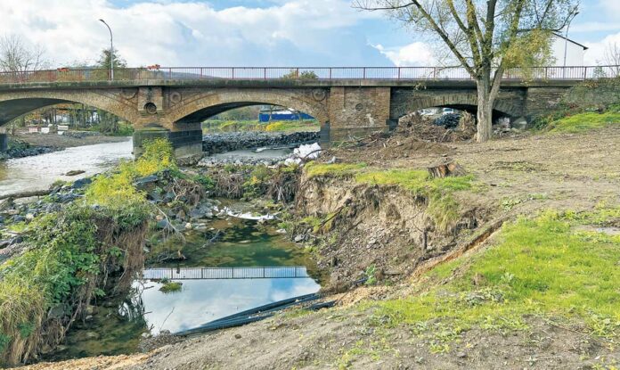 Flutbogen an der Nordseite der Brücke Kölner Straße Anfang August 2021, Niveau Ahrflut, bereits wieder teilweise aufgefüllt. Foto: Hardy Rehmann