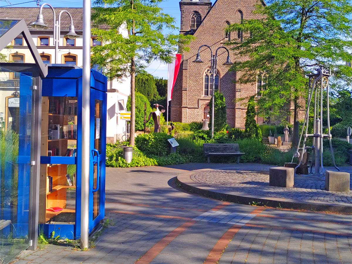 Die beliebte blaue Büchereitelefonzelle in Kripp am Dorfmittenplatz