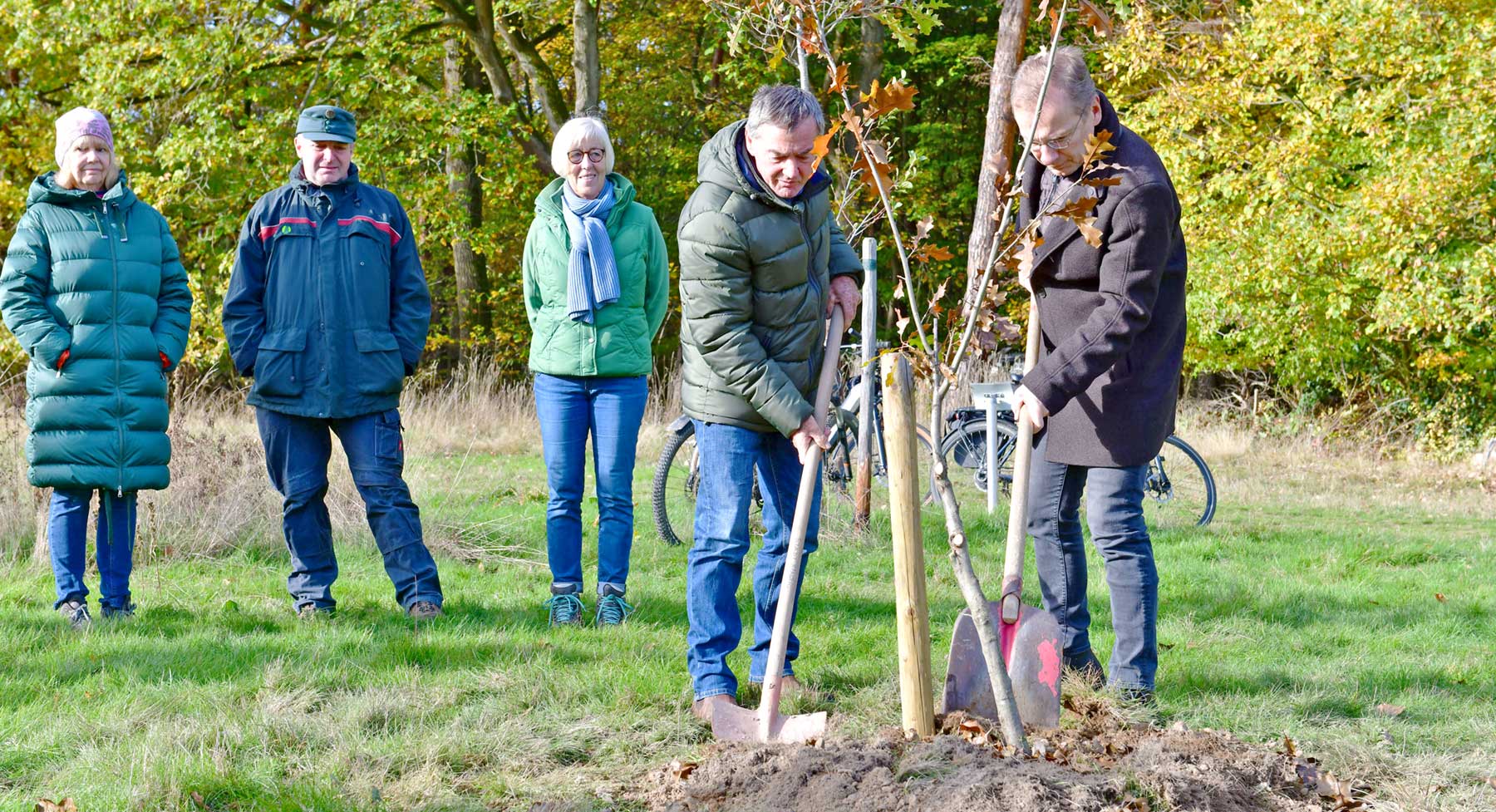 Bürgermeister Andreas Geron mit dem Sinziger Ortsvorsteher Gunter Windheuser (v.r.) bei der Baumpflanzung. Foto: Stadtverwaltung Sinzig