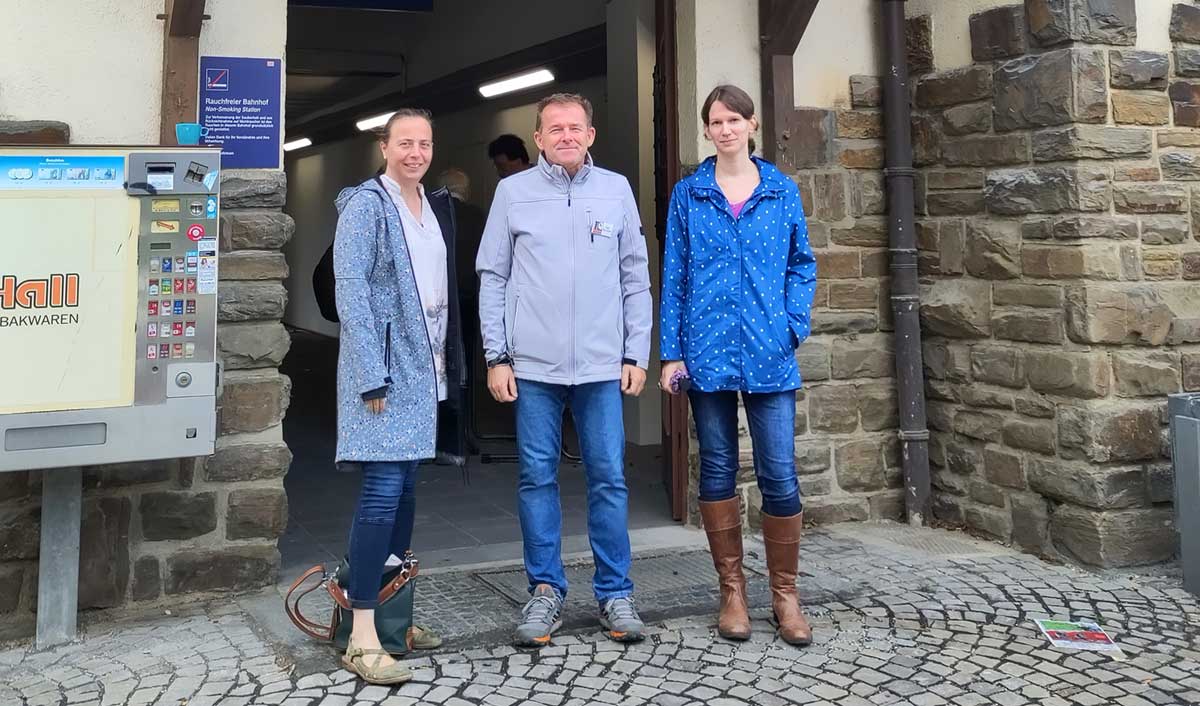 Die Remagener GRÜNEN besuchten schon im Sommer den Infostand der Initiative Bahnhof Oberwinter und tauschten sich mit Ingo Konrads (Mitte) aus.