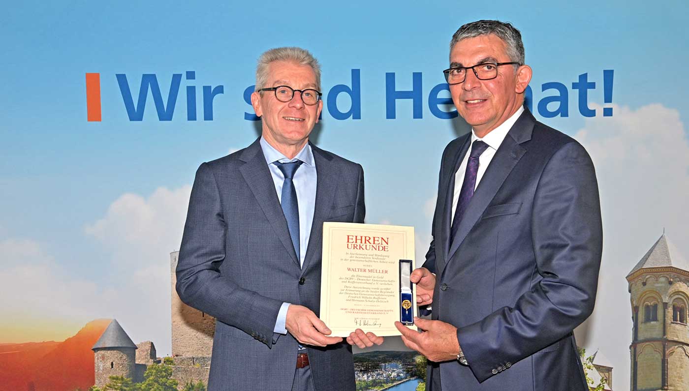 Michael Speth, Vorstandsmitglied der DZ BANK AG (links), überreichte Walter Müller die Goldene Ehrennadel des Deutschen Genossenschafts- und Raiffeisenverbandes für sein persönliches Engagement für das Genossenschaftswesen.