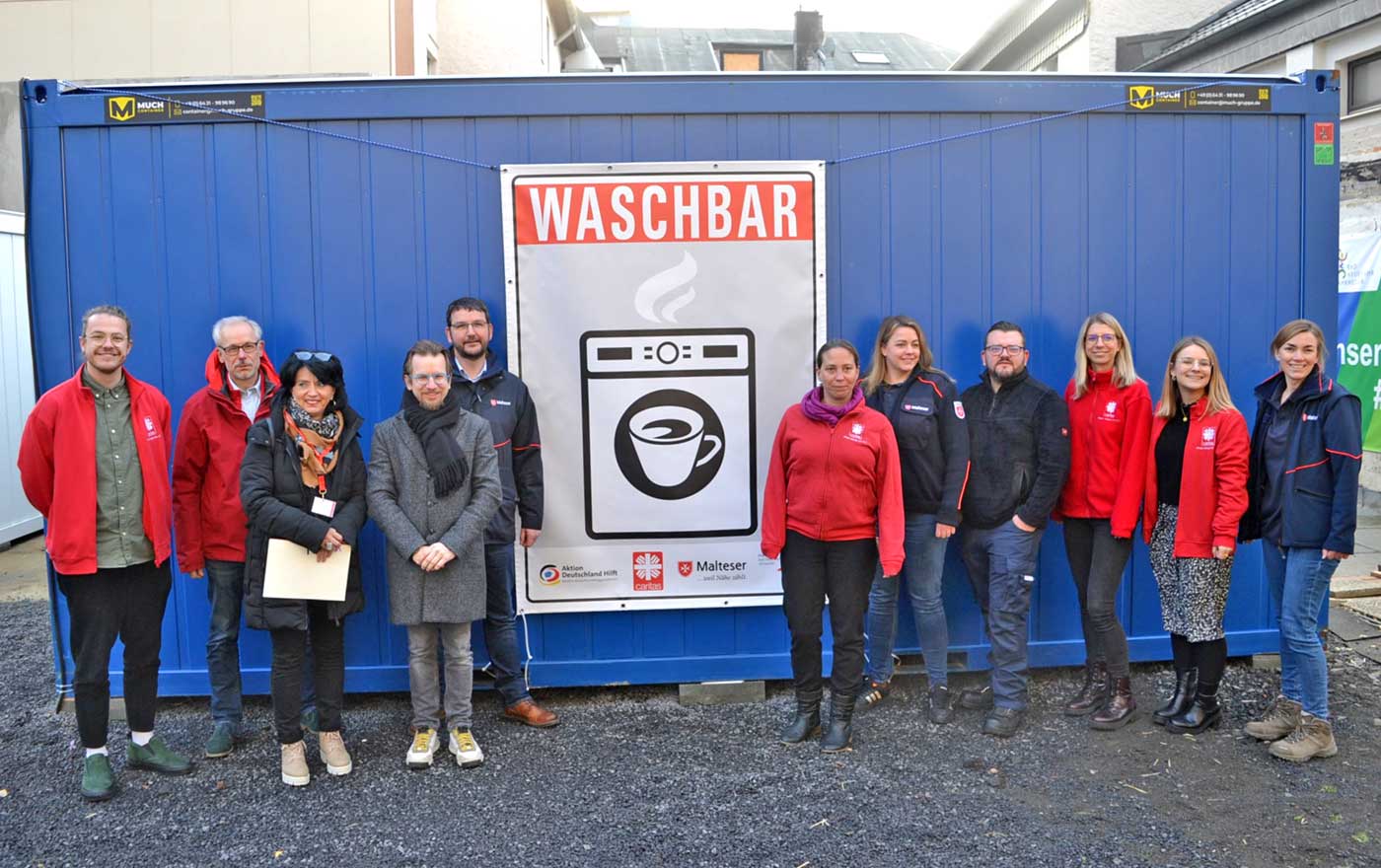 Malteser, Caritäter und Pfarrei sehen die neue Waschbar als Erleichterung für ein Leben im Ahrtal. Foto: E.T. Müller