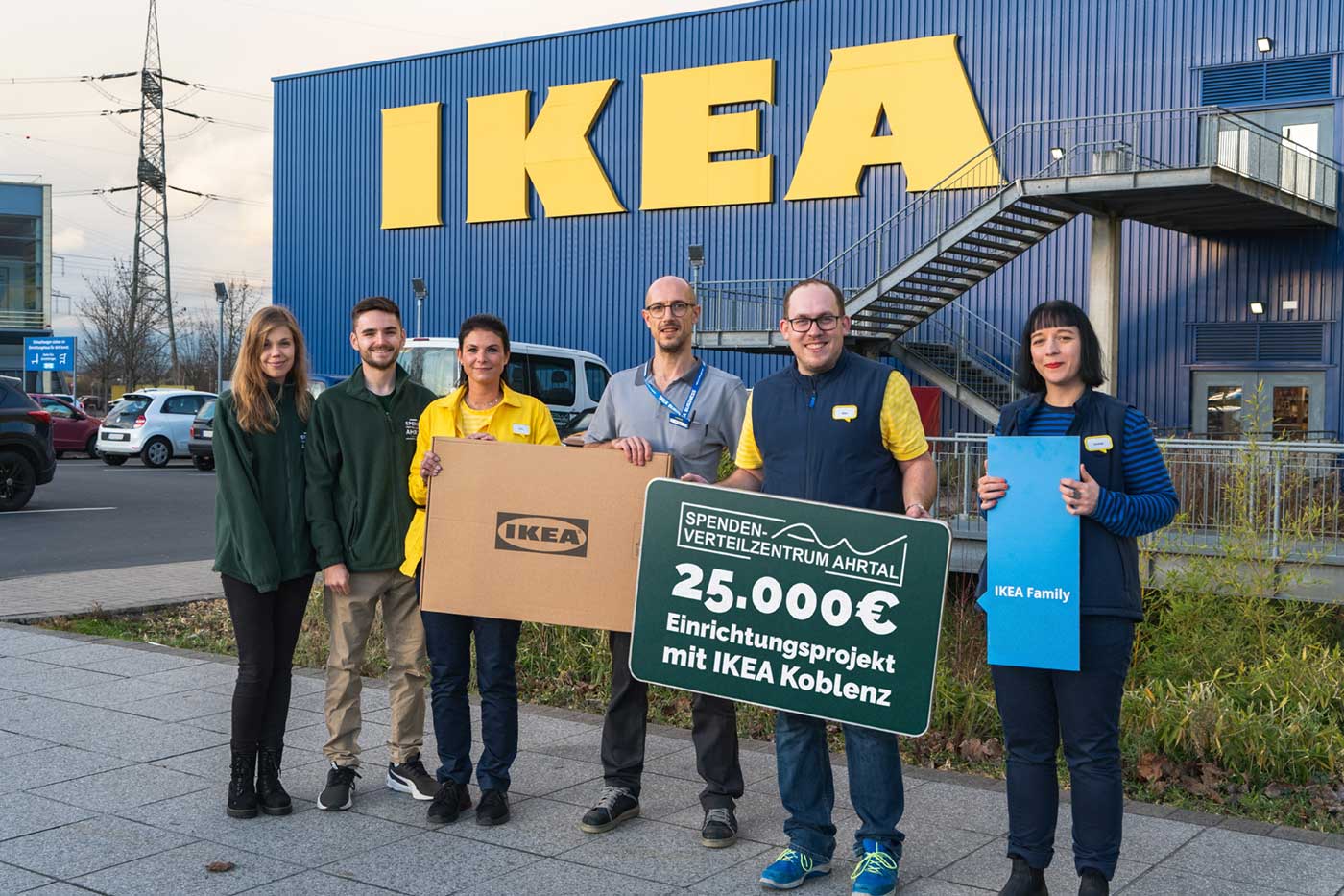 Mitarbeiter des Spenden-Verteilzentrum Ahrtal vor dem IKEA