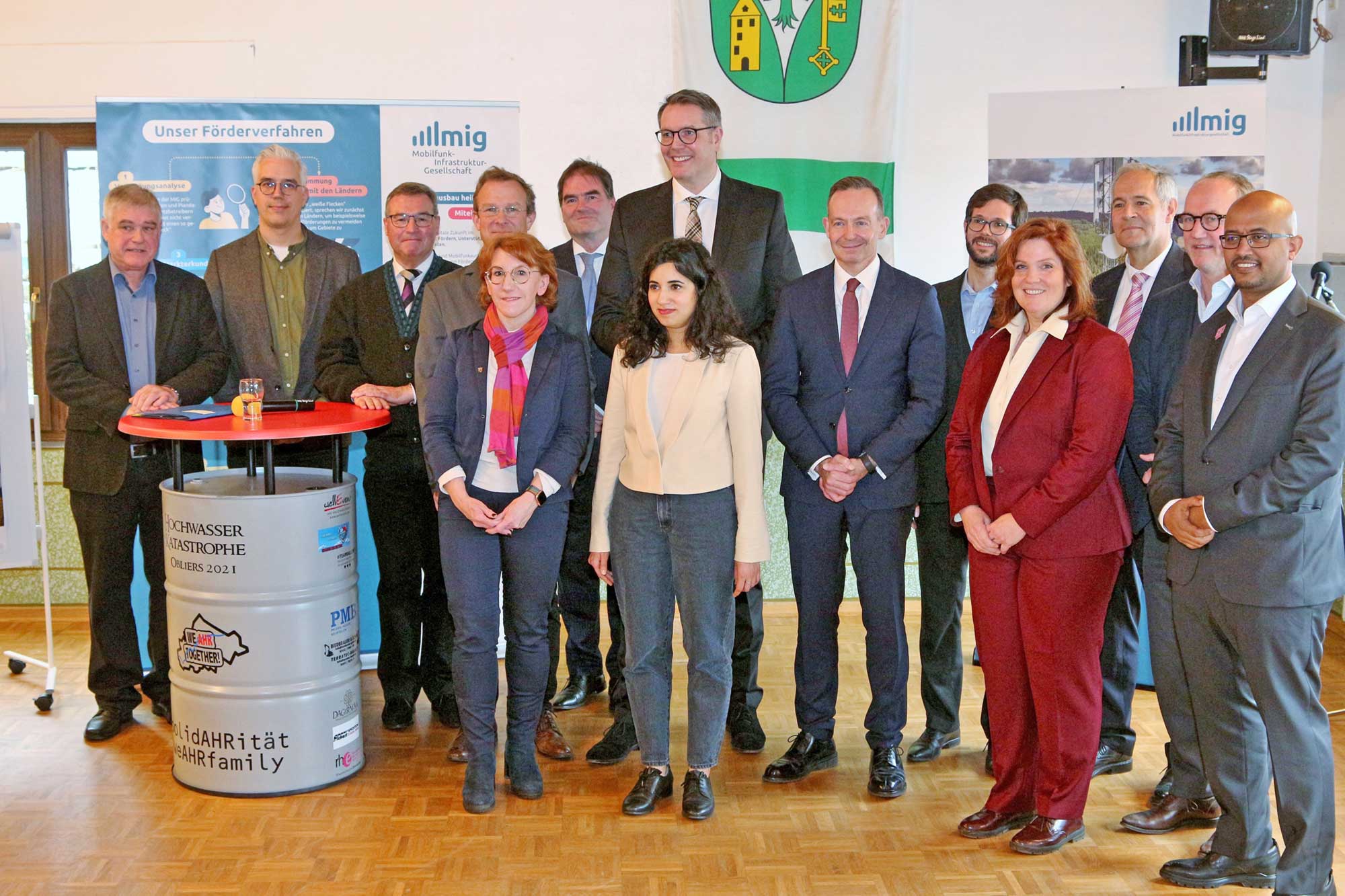 Werner Zavelberg (li.), Ortsbürgermeister von Lind, Dominik Gieler (2. v. li.), Bürgermeister der Verbandsgemeinde Altenahr und der Erste Kreisbeigeordnete Horst Gies (3. v. li.) freuten sich über die zahlreichen Gäste aus Bundes- und Landespolitik sowie der Mobilfunkbranche anlässlich der Förderbescheidübergabe zum Mobilfunkausbau. (Foto: Thorsten Trütgen / VG Altenahr)