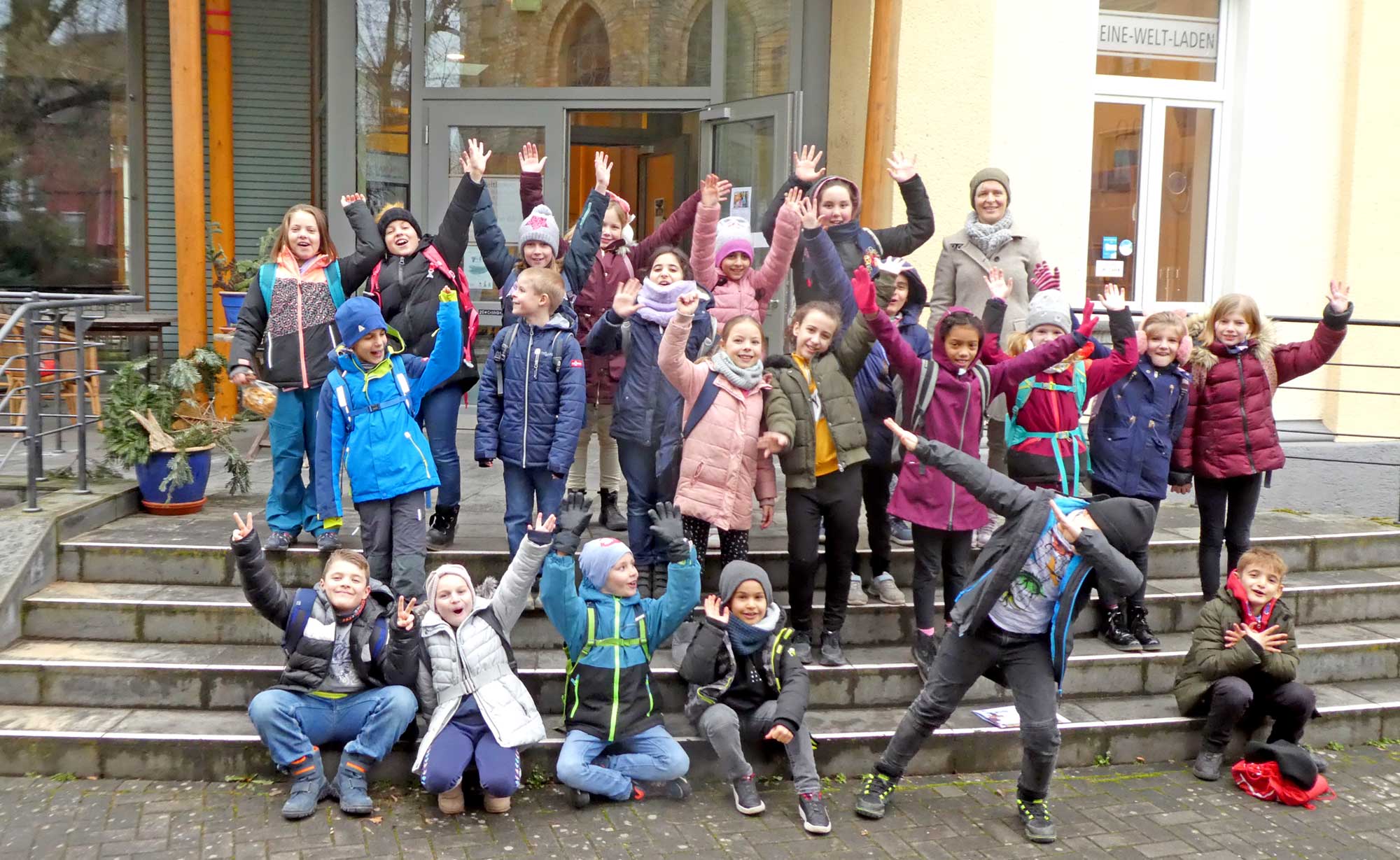 Kripper Grundschulklasse vor dem Weltladen in Remagen