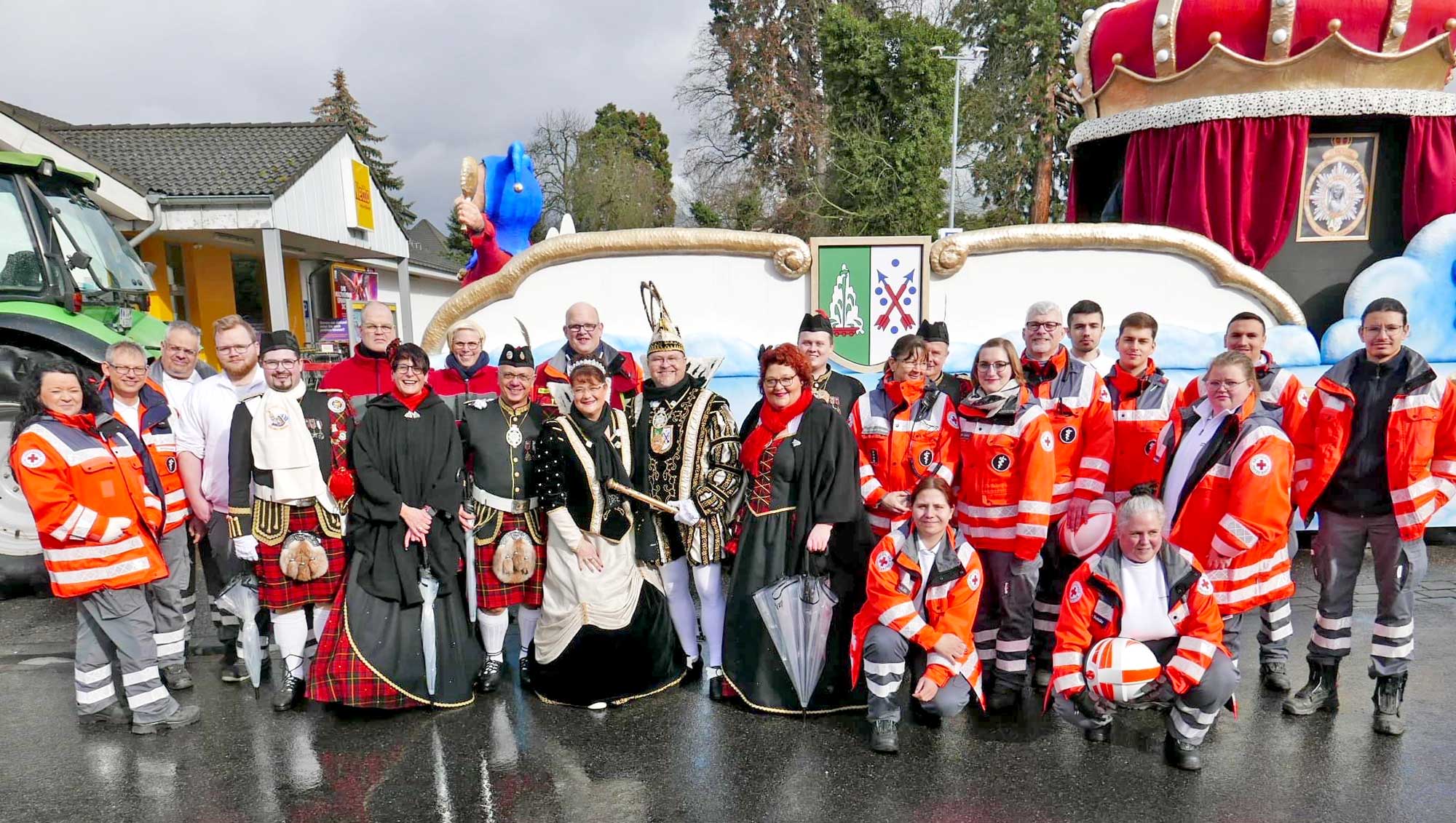 Die DRK-Ehrenamtler des Ortsvereins Bad Breisig trafen am Karnevalsumzug in Bad Breisig auch auf das Prinzenpaar samt Hofstaat. (Foto: Bernhard Grünwald, DRK-Kreisverband Ahrweiler e.V.)