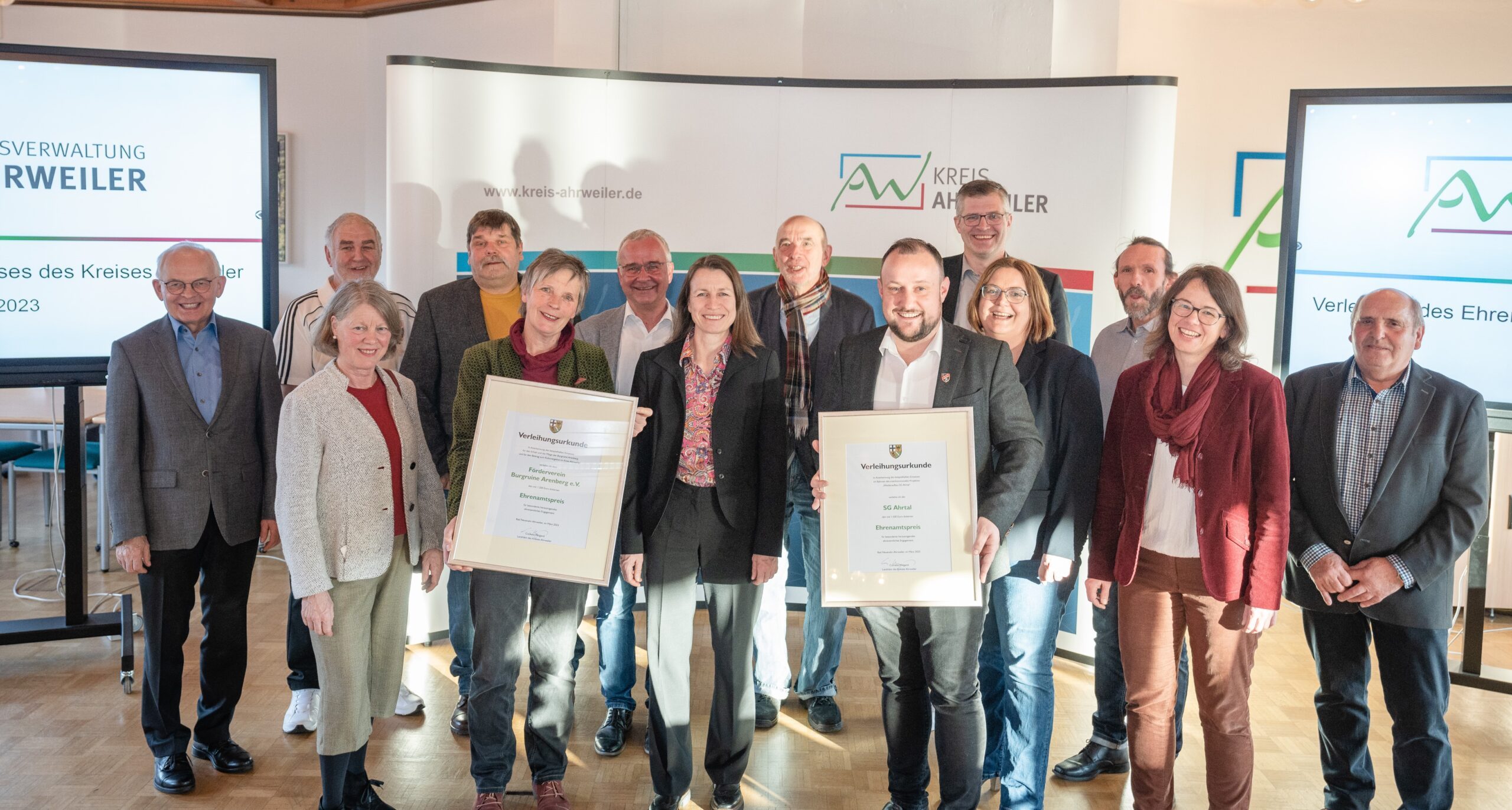 Die Spielgemeinschaft Ahrtal und der Förderverein Burgruine Arenberg e. V. zusammen mit Landrätin Cornelia Weigand (Mitte) bei der Verleihung des Ehrenamtspreises im Kreishaus. Fotos: Risse / Kreisverwaltung Ahrweiler