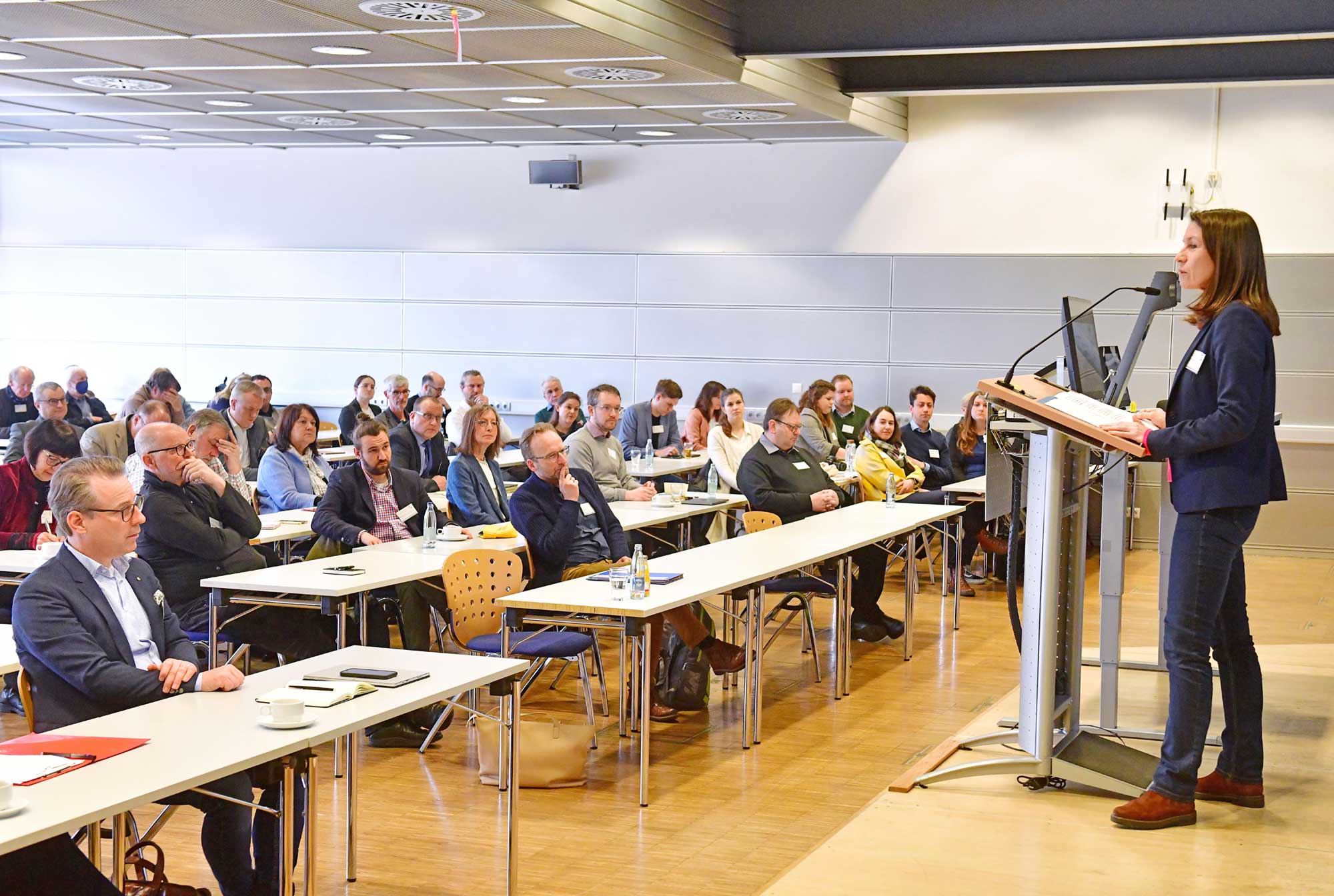 Bild: Landrätin Cornelia Weigand begrüßt die Gäste bei der zweiten Zukunftskonferenz Energiewende des Kreises Ahrweiler am RheinAhrCampus in Remagen. Foto: Gausmann / Kreisverwaltung Ahrweiler