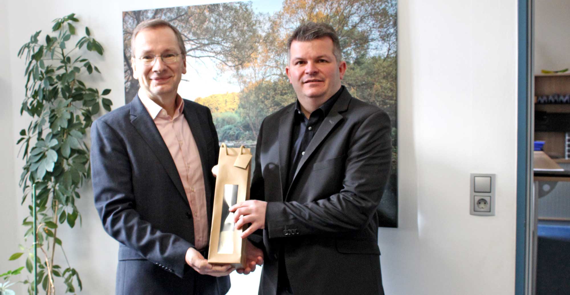 Bürgermeister Andreas Geron begrüßte Oliver Göbel bei seinem Arbeitsbeginn im Sinziger Rathaus (v.l.). Foto: Stadtverwaltung Sinzig