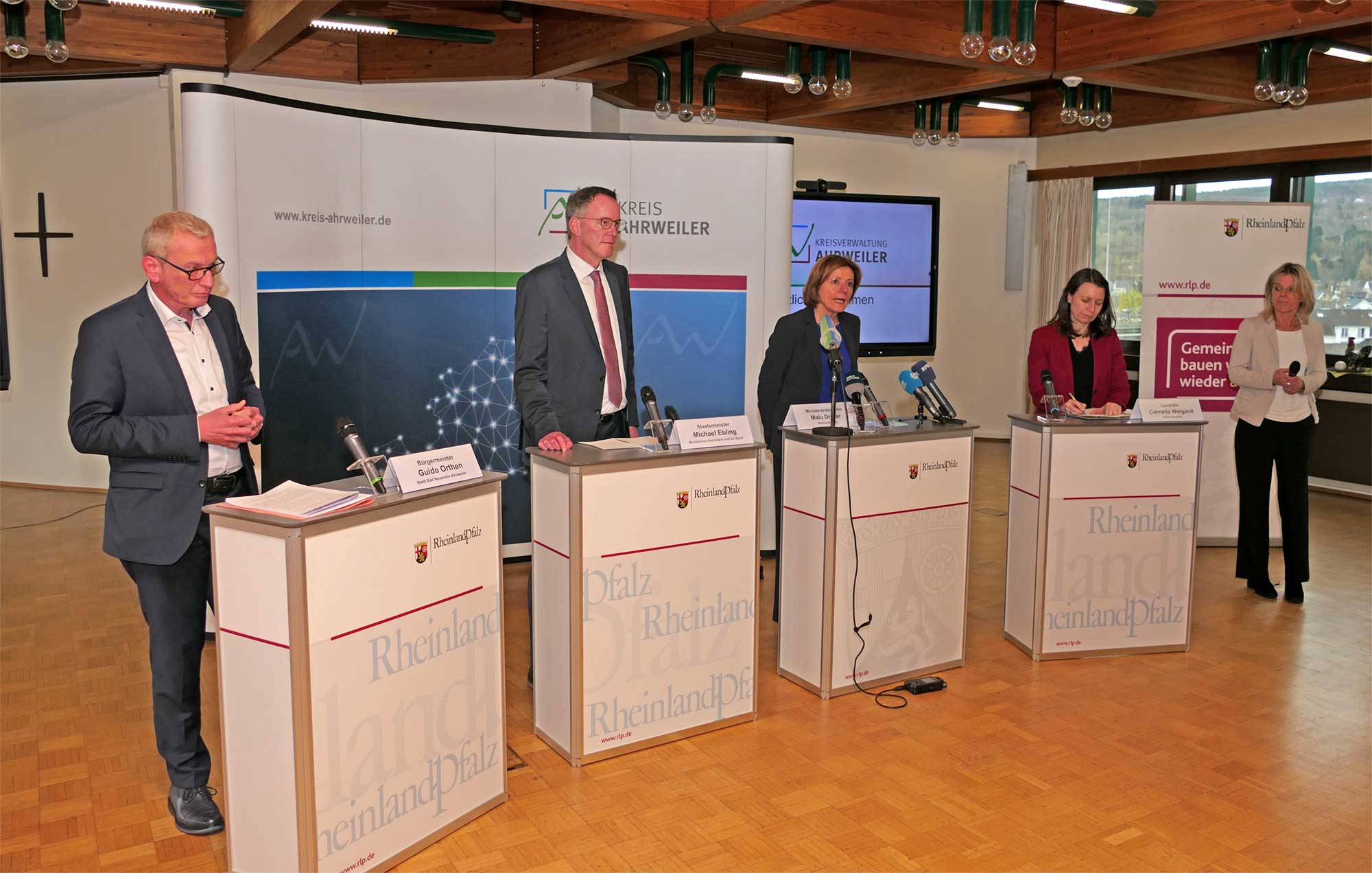 Bürgermeister Guido Orthen, Innenminister Michael Ebling, Ministerpräsidentin Malu Dreyer und Landrätin Cornelia Weigand. Foto: Achim Gottschalk, allgrafics