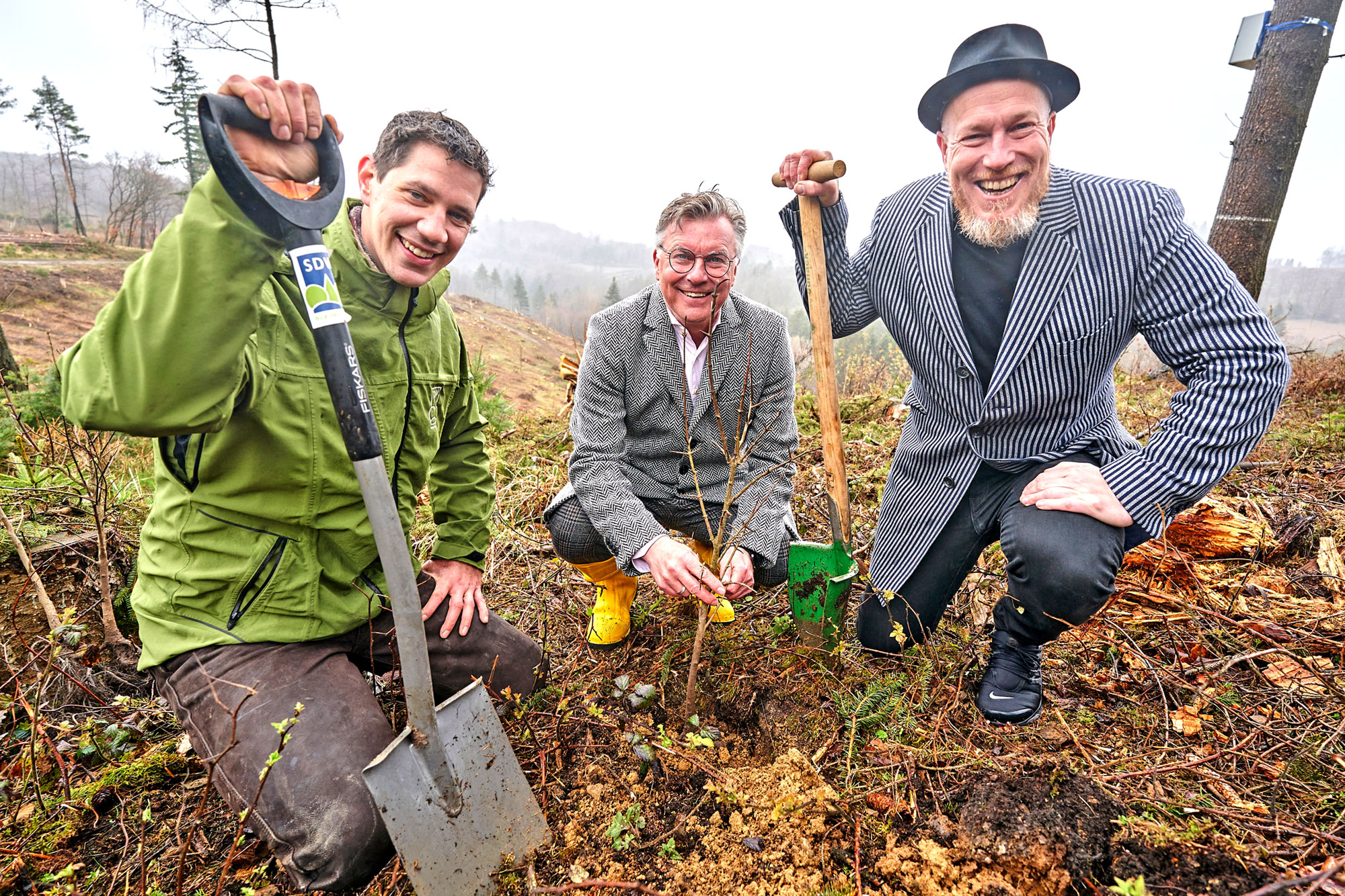 Nikolai Kalinke, Bernd Wieczorek und Christian Schröder pflanzten die ersten Setzlinge im Weiberner Wald. Foto: Sascha Ditscher/evm.