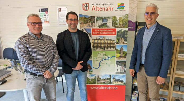 Stehen interessierten Bürgerinnen und Bürgern während der monatlichen Baurecht und Wasserberatungstage im temporären Rathaus von Altenahrs Verbandsgemeindebürgermeister Dominik Gieler r für sämtliche Fragen zur Verfügung Frank Radermacher l und Michael Kleefuss Experten der Bauabteilungen der Verbandsgemeindeverwaltung Altenahr beziehungsweise der Kreisverwaltung Ahrweiler Foto Verbandsgemeinde Altenahr