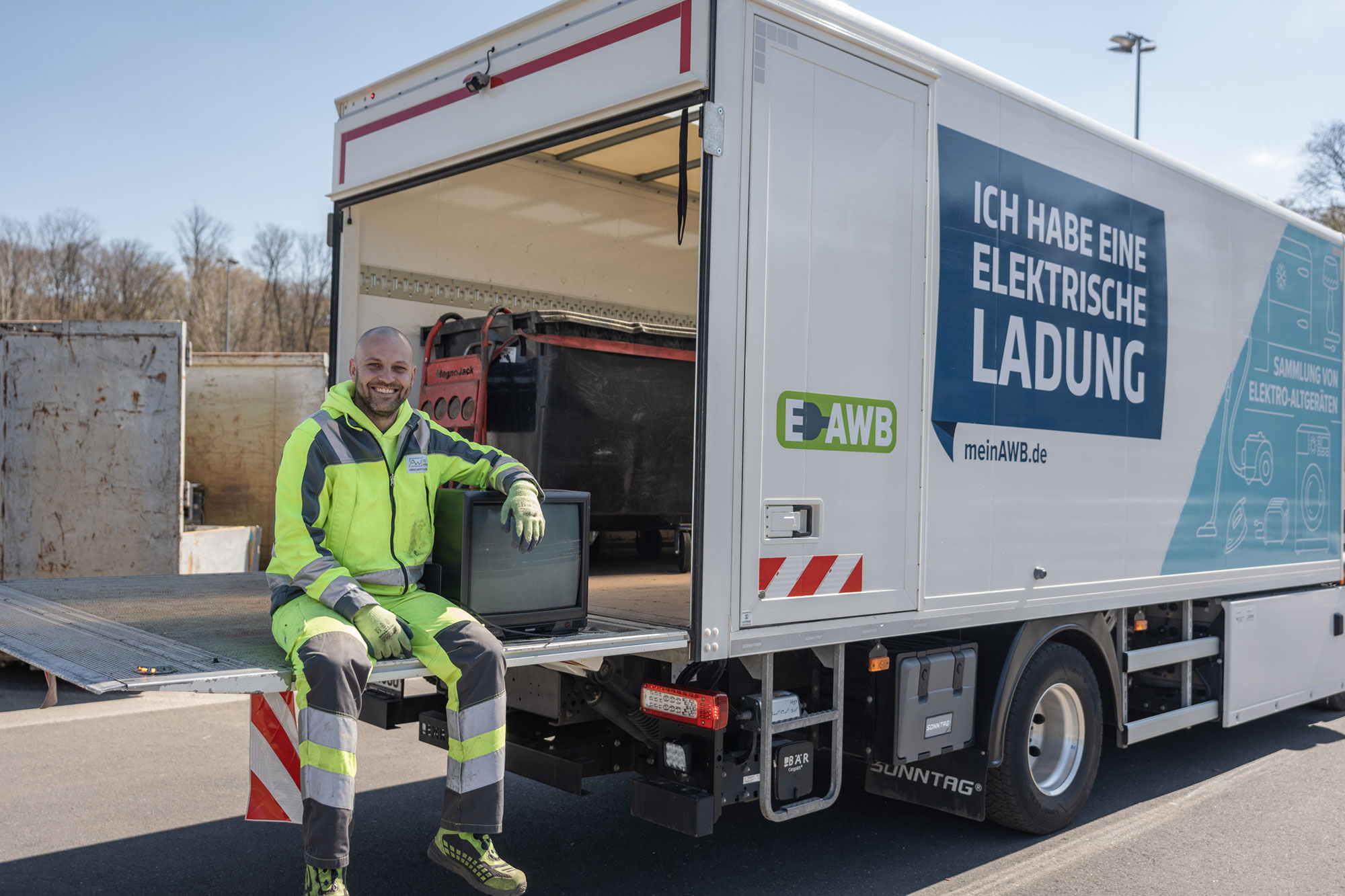 Durch den Einsatz des neuen E-LKWs bei der Sammlung von Elektro-Altgeräten können pro Jahr rund 15 Tonnen CO₂ eingespart werden. Foto: Bernhard Risse / AWB