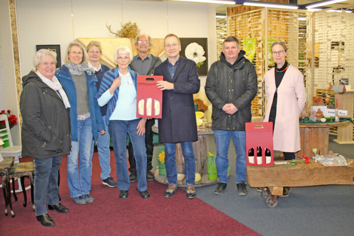 Bürgermeister Andreas Geron (3.v.r.) und Oliver Göbel (2.v.r.) brachten den Kunsthandwerker*innen offizielle Begrüßungsgeschenke der Stadt Sinzig. Foto: Stadtverwaltung Sinzig