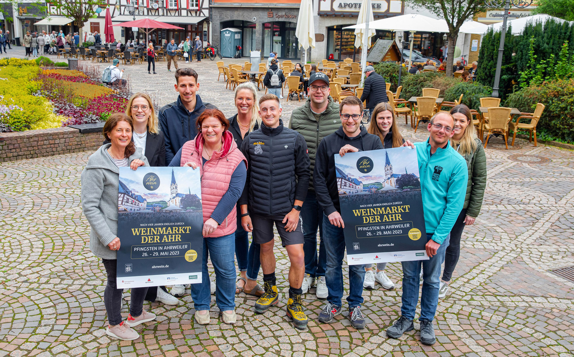 Vor-Ort-Besprechung mit den Weingütern auf dem Marktplatz: (v.l.) Doris Hein (Weingut Kurth), Carolin Groß (Ahrwein e.V.), Philipp Leyendecker (Winzergenossenschaft Mayschoß-Altenahr), Tanja Lingen (Weingut Peter Lingen), Franziska Sporon (Dagernova), Calvin Zimmermann (Weingut Max Schell), Peter Kriechel (Weingut Peter Kriechel), Niklas Körtgen (Jungwinzer Next Generation), Carola Welsch (Marketing GmbH), Frederick Stark (Weingut Stark-Linden) und Lena Schütz (Marketing GmbH). © Ahrtal-Tourismus/Max Harrus