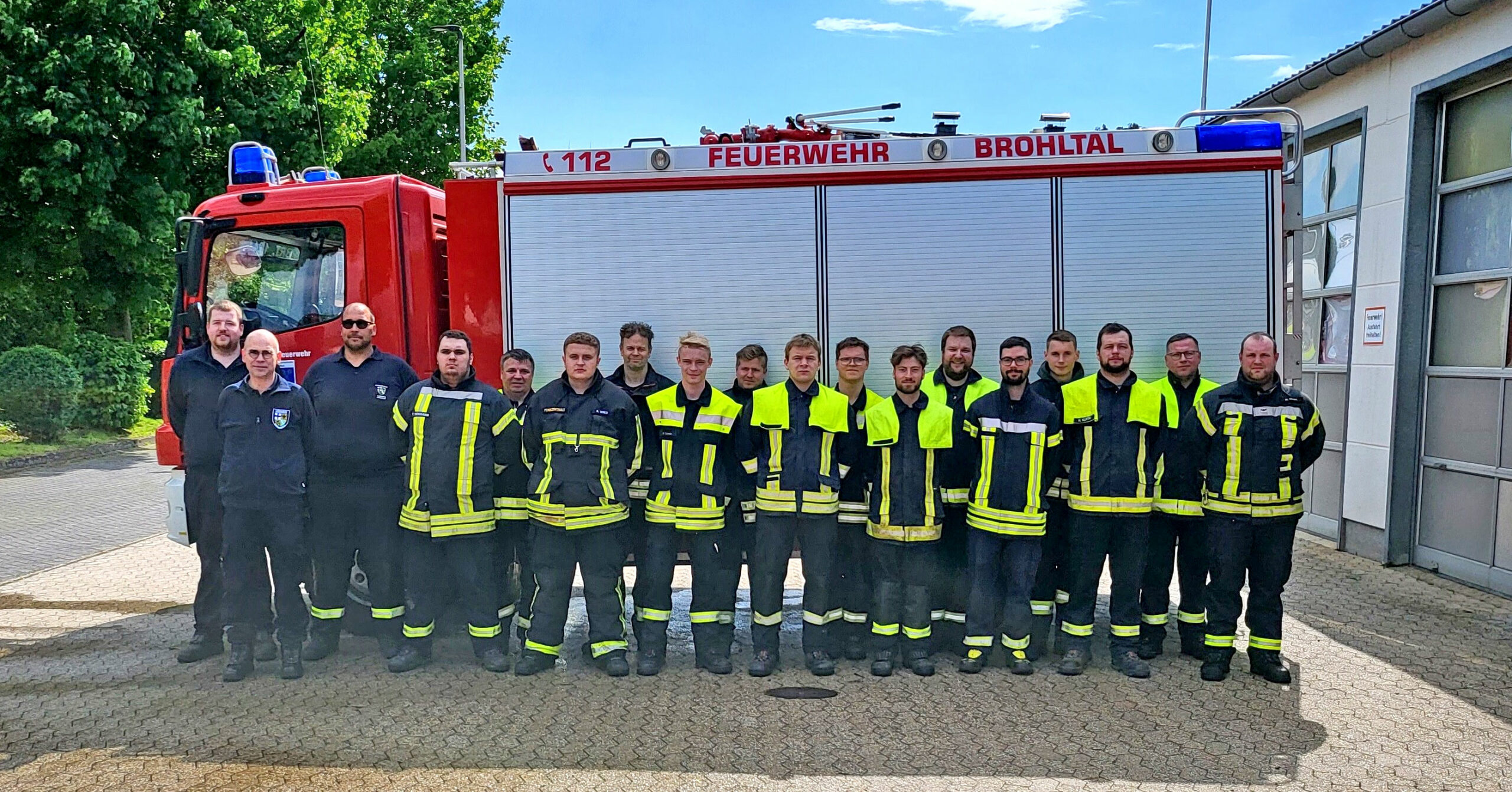 Haben die Feuerwehr-Ausbilder in Theorie und Praxis überzeugt: Die Absolventen des Maschinisten-Lehrgangs im Landkreis Ahrweiler. Foto: Gerrit Mandt