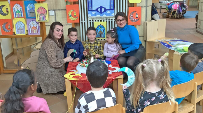 In der Kita Storchennest gab es viel Erklärungen zum Zuckerfest auf alle Fragen, die die Kinder neugierig stellten. Foto: Stadtverwaltung Sinzig, Sylvia Förster