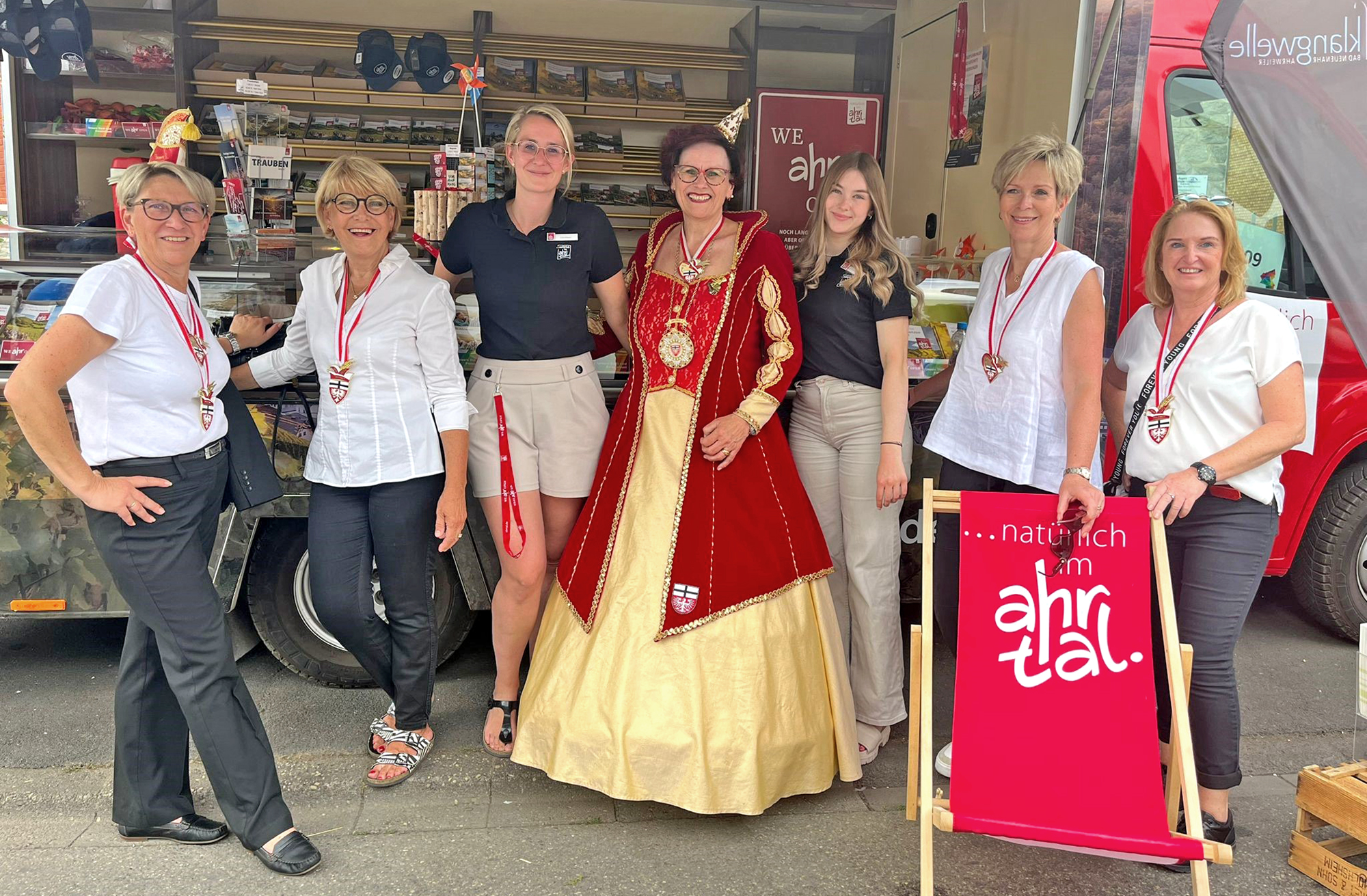 Eine Abordnung der AKG besuchte mit Prinzessin Ingrid (M.) das Ahrtal-Mobil und die Mitarbeiterinnen des Ahrtal-Tourismus, Luisa Messer (3.v.l.) und Leonie Oppermann (3.v.r.). Foto: Ahrtal-Tourismus