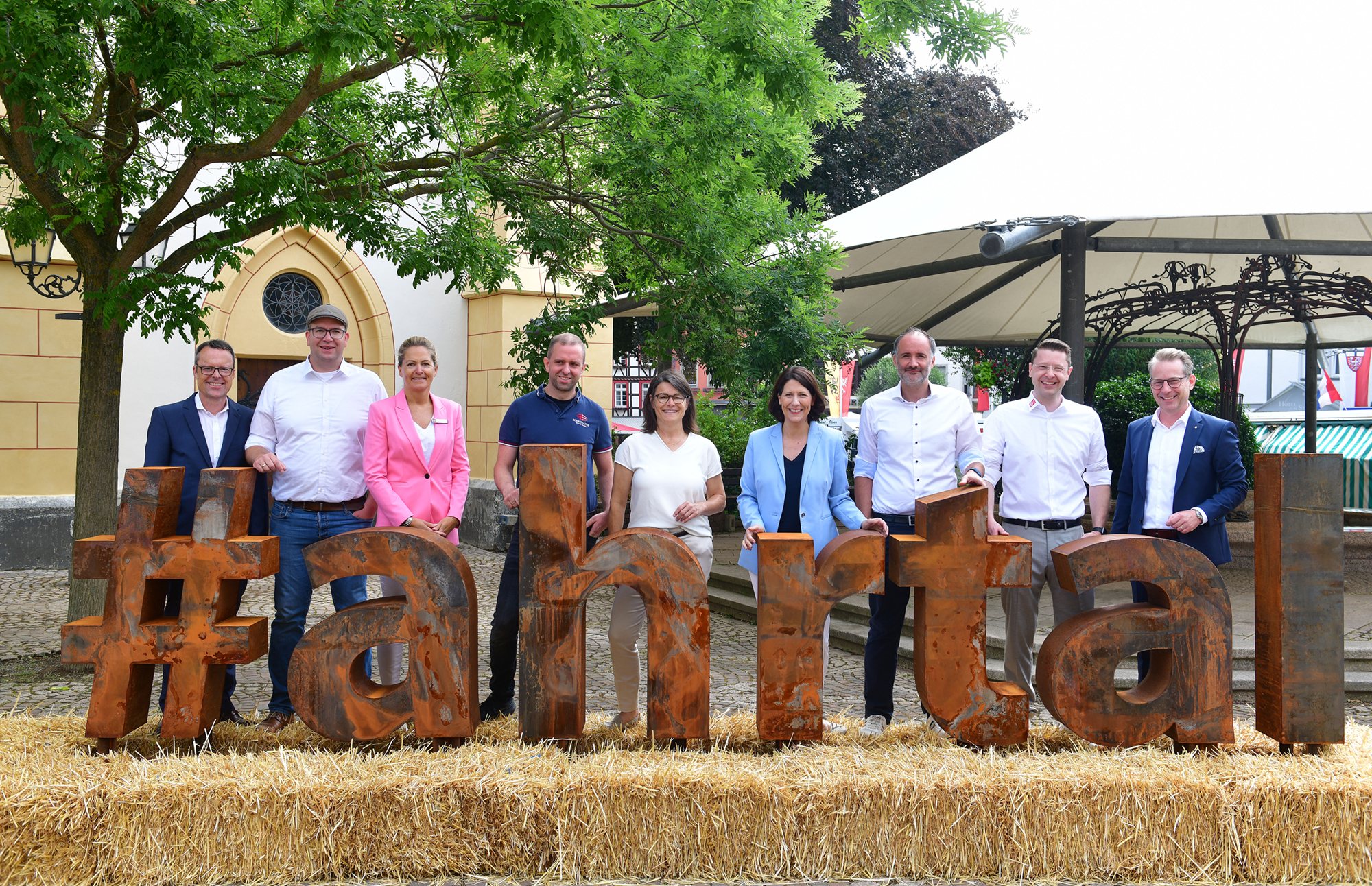 (vl.) Jan F. Kobernuß (ift), Peter Kriechel (Ahrwein e.V.), Meike Carll (Ahrtal-Tourismus), Sebastian Kniel (Vorstand Ahrtal-Tourismus), Ute Körten (Vorstand Ahrtal-Tourismus), Ministerin Daniela Schmitt, Christian Lindner (Vorsitzender Ahrtal-Tourismus), Christian Senk (Geschäftsführer Ahrtal-Tourismus), David Bongart (Projektleiter Tourismuskonzept). Foto: Martin Gausmann
