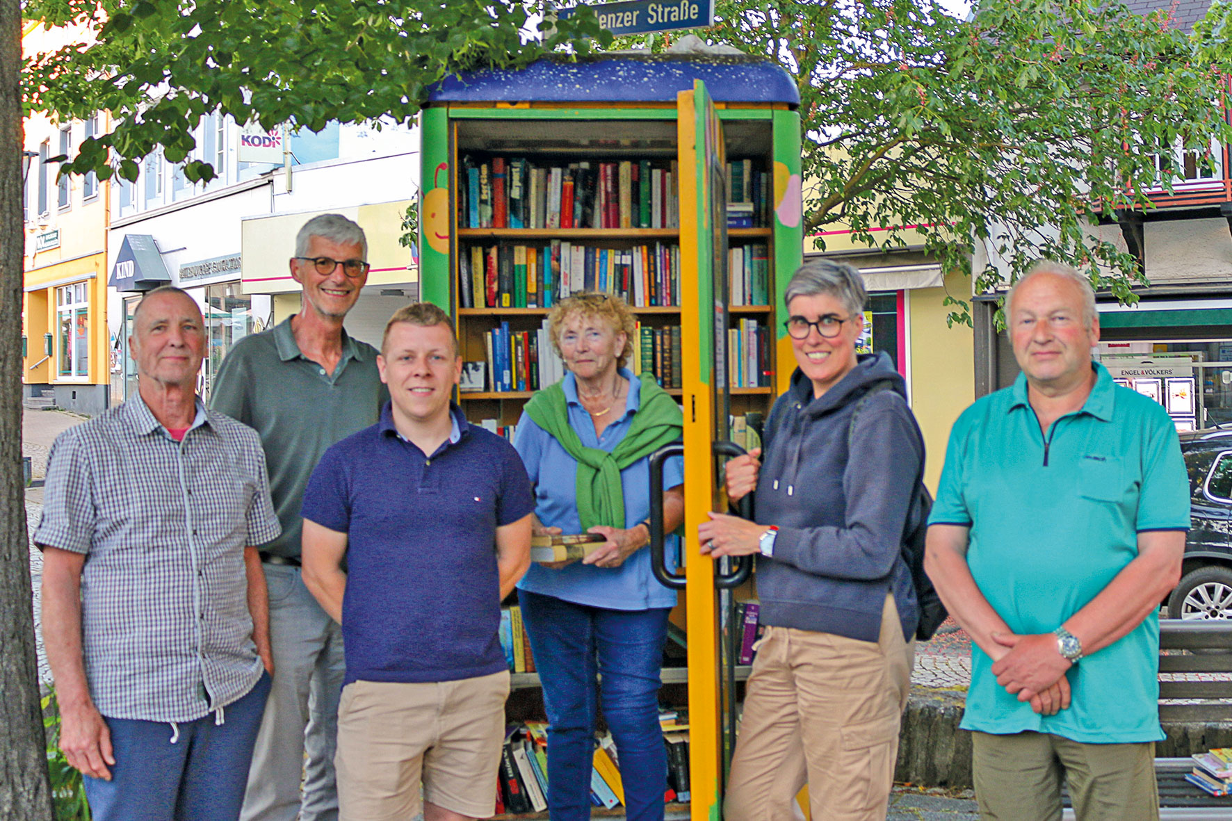 Zum 10-jährigen Bestehen dankte der Vorstand der FREIE WÄHLER Sinzig der Bücherschrankpatin Waltraud Kettler (3.v.re.) für ihr Engagement Pressemitteilung der FREIE WÄHLER Sinzig Foto: Ann-Katrin Färber