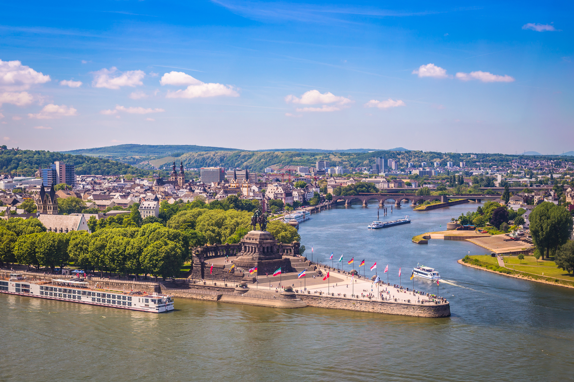 Bildunterschrift: powell83/stock.adobe.com (erweiterte Lizenz) Koblenz wird der Hauptsitz der neuen VR Bank RheinAhrEifel eG bleiben. Für alle Altkunden ändern sich keine Kontonummern oder Ähnliches. Einzig am Wochenende der so genannten „technischen Fusion“ kommt es zu Einschränkungen.
