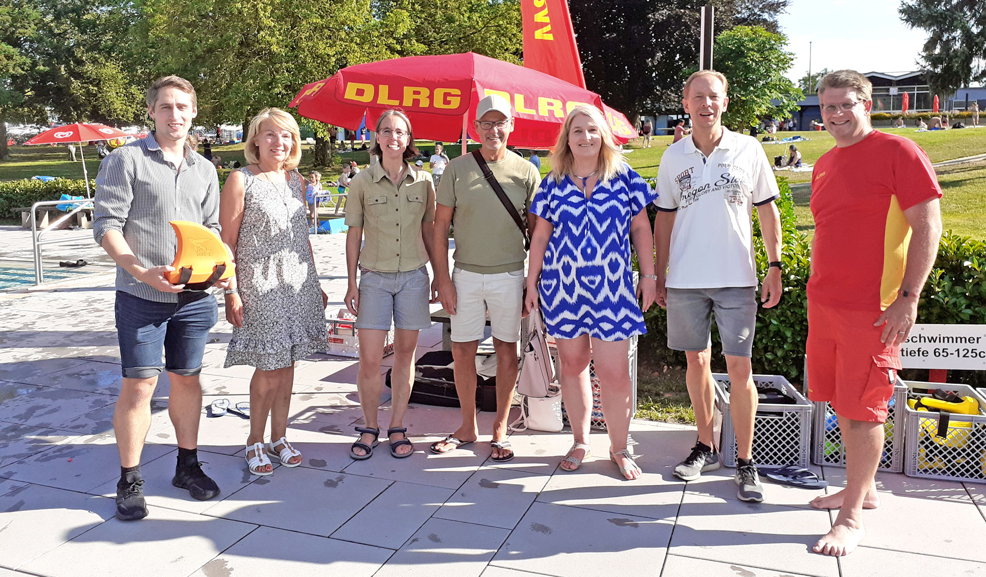 von links nach rechts: Niclas Schell, Rita Höppner, Carmen Carduck, Jürgen Walbröl, Herta Lauer, Andreas Köpping (alle CDU-Stadtverband), Kevin Wassong (Vorsitzender DLRG-Ortsgruppe Remagen)