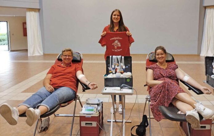 Die freiwilligen Lebensretter taten mit ihrer Blutspende bei der Vereinsmeisterschaft nicht nur Gutes, sondern nutzen die Zeit auch, um miteinander zu klönen. Foto: Julian Prokosch / DRK-Ortsverein Bad Neuenahr-Ahrweiler