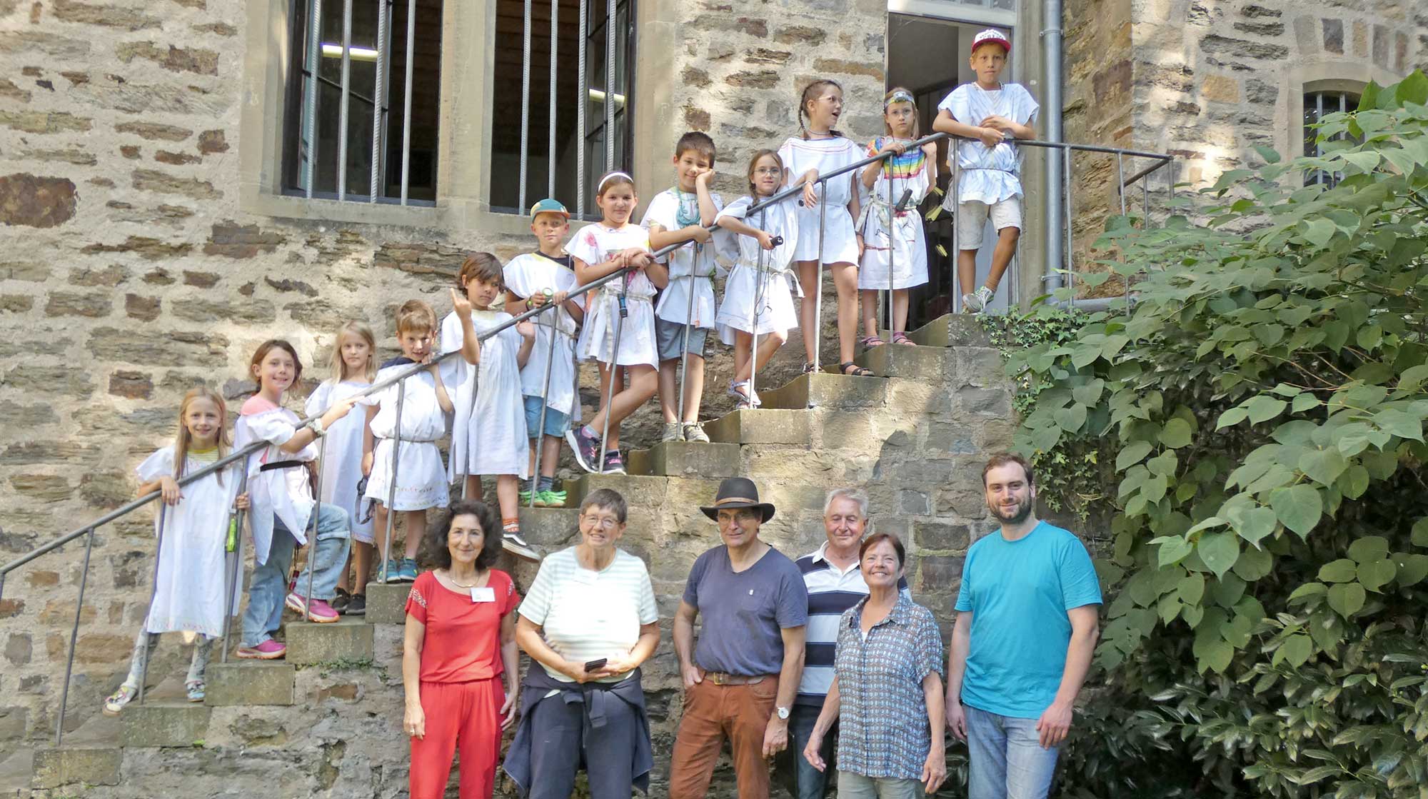 Zum Abschluss in den Schlosskeller: Die Kindergruppe und das Betreuerteam auf der Schlosstreppe.