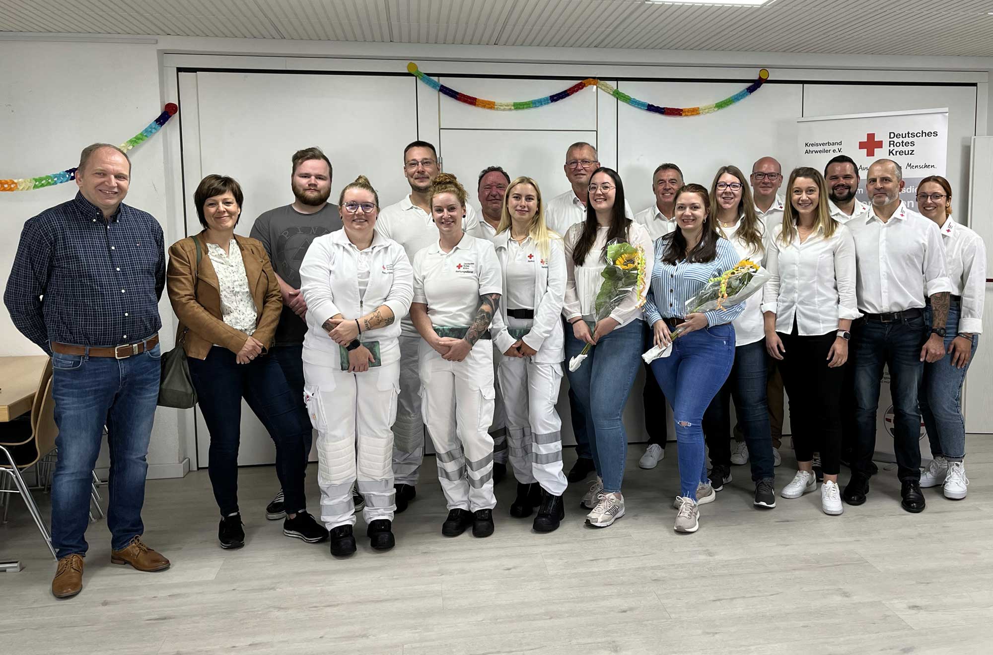 Für DRK-Kreisgeschäftsführer Ulrich Bergmann (li.) und den stellevertretenden DRK-Kreisverbandspräsident Achim Juchem (6. v. li) war es eine Ehre, den Azubis zu ihren tollen Abschlüssen zu gratulieren. Sie begrüßten die neuen Auszubildenden und dankten den Praxisanleiterinnen und –anleitern. (Foto: Astrid Zens / DRK-Kreisverband Ahrweiler e.V.)