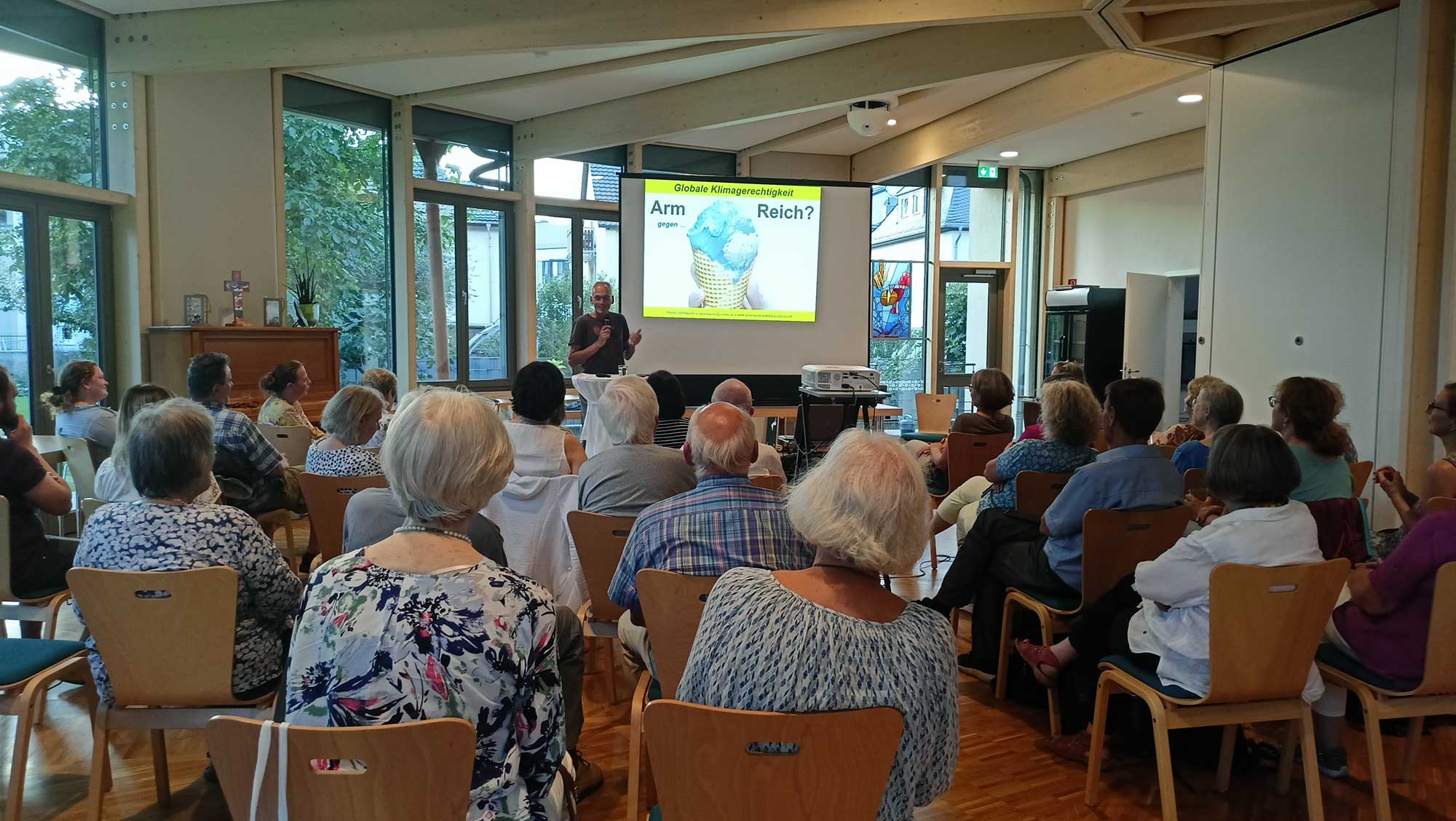 Frank Herrmann hielt im Rahmen seiner Fairen Biketour durch ganz Deutschland in Remagen einen Vortrag passend zur Fairen Woche, die am 15.09. beginnt und sich dem Thema Klimaschutz widmet. 