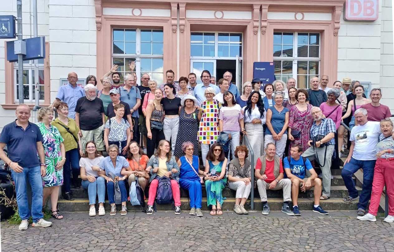 Die „Amis de Remagen“ mit ihren deutschen Gastgeber*innen beim Abschied am Remagener Bahnhof (Foto: Oliver Diehl)