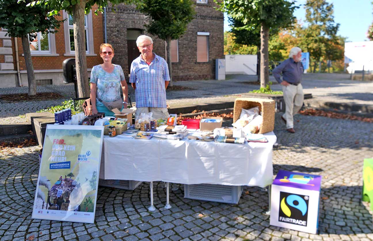 Renate Adams und Rudolf Kirwald am Fairtrade-Stand