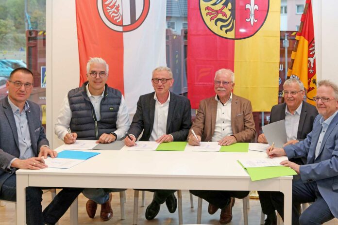 Mit der Unterzeichnung der freiwilligen Vereinbarung über die Gebietsänderung durch (v. li.) Dirk Weber, Werkleiter Wasser- und Abwasserwerk der Stadt Bad Neuenahr-Ahrweiler, Dominik Gieler, Bürgermeister Verbandsgemeinde Altenahr, Guido Orthen, Bürgermeister Stadt Bad Neuenahr-Ahrweiler, Alfred Sebastian, Ortsbürgermeister Dernau, Theo Waerder, Werkleiter Zweckverband Wasserversorgung EifelAhr und Peter Dismon, Werkleiter Abwasserwerk Mittelahr, wurde die Zusammenlegung von Marienthal auf den Weg gebracht. (Foto: Thorsten Trütgen)