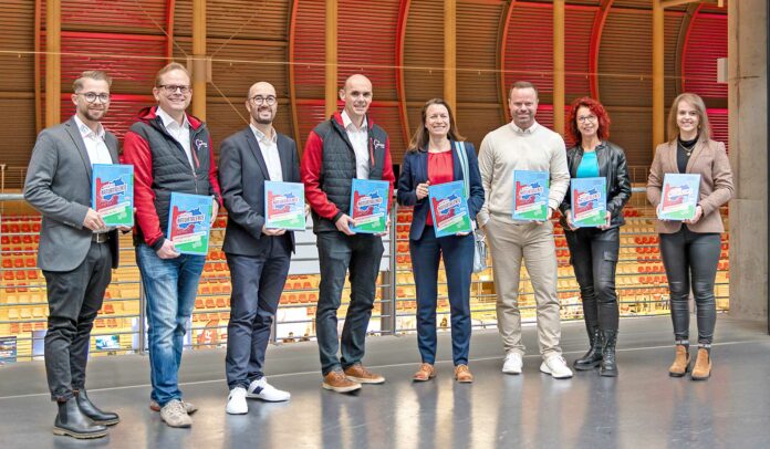 Erfolgreiche Jobmesse: Landrätin Cornelia Weigand (Mitte) tauschte sich bei dem Event auf dem Nürburgring intensiv mit (v.l.) Timo Schäfer (Kreiswirtschaftsförderung), Carsten Paas (Nürburgring), Tino Hackenbruch (Leiter Kreiswirtschaftsförderung), Christian Stephani (Geschäftsführer Nürburgring), Patrick Schumacher (Geschäftsführer Attentio), Anke Hüsch (Attentio) sowie Isabelle Müller (Geschäftsführerin Attentio) aus. Foto: Andreas Lindner