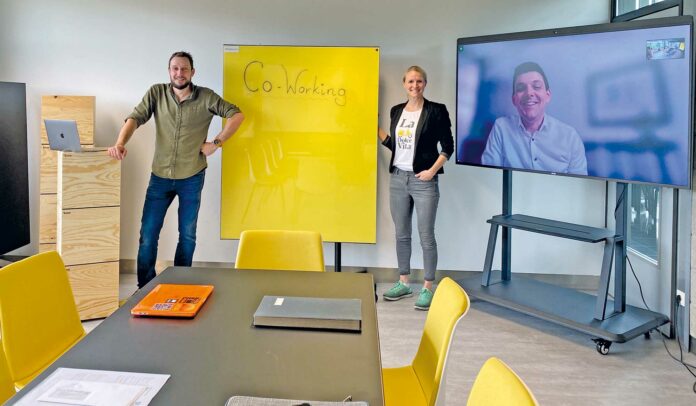 Die Mitglieder der Arbeitsgruppe Lernraumentwicklung des Fachbereichs Wirtschafts- und Sozialwissenschaften freuen sich über die neu eingerichteten Räume als innovative Arbeitsumgebung für Studierende, Mitarbeitende und Lehrende: v.l.n.r. Dr. Gregor Hecker-Twrsnick, Prof. Dr. Mareike Heinzen und per Zoom-Call zugeschaltet, Dr. Thomas Mader.