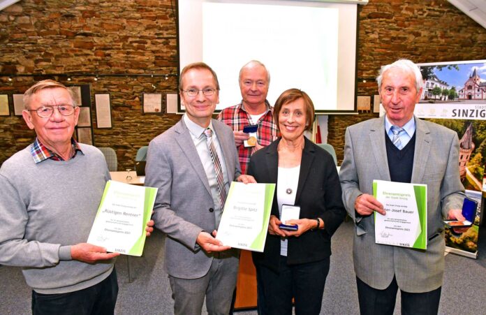 Friedel Pörzgen, Bürgermeister Andreas Geron, Herbert Rück, Brigitte Spitz, Peter-Josef Bauer (v. l.) Foto: Stadtverwaltung Sinzig Martin Gausmann