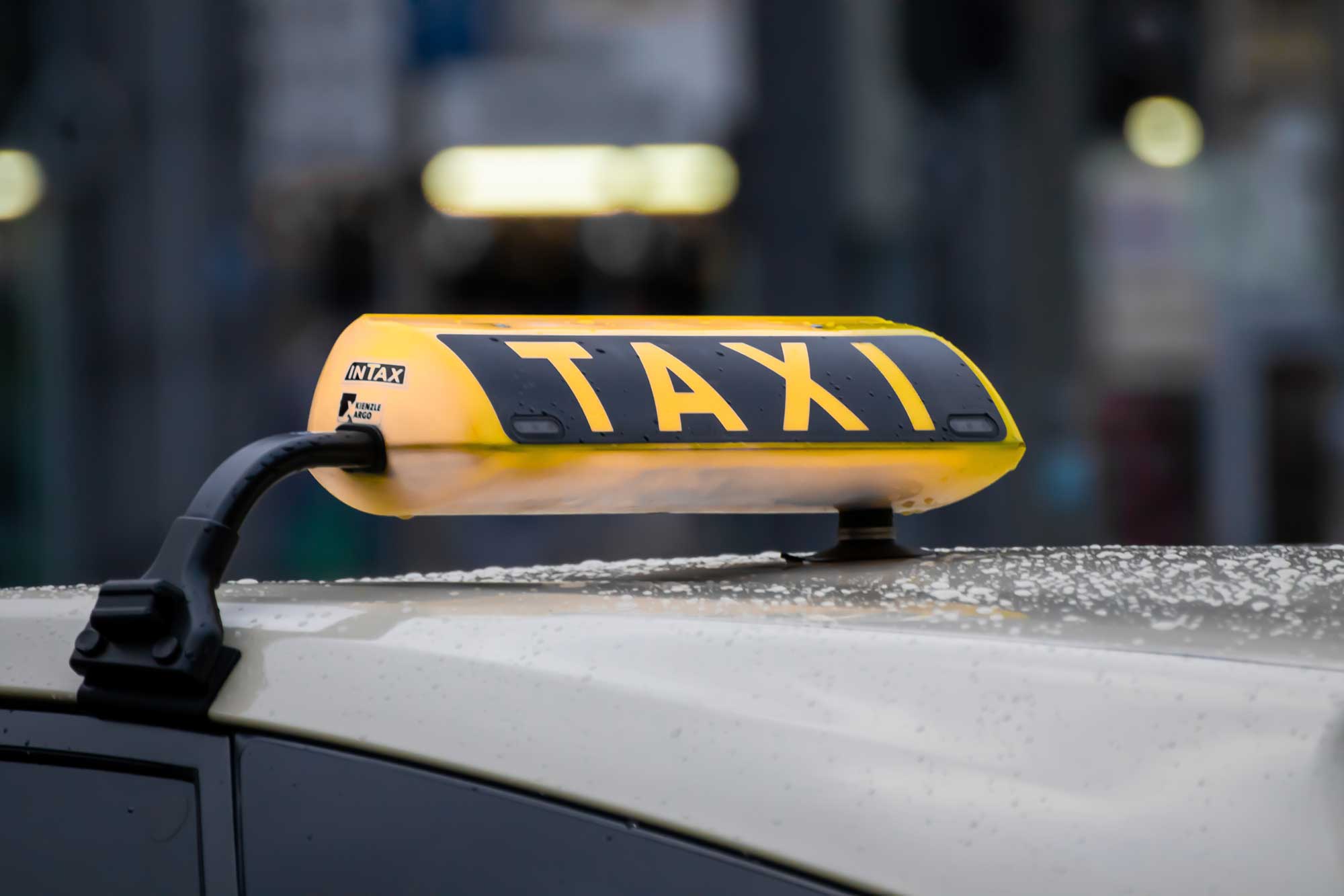 Um Senioren, Behinderten und chronisch Kranken gesellschaftliche Teilhabe zu ermöglichen, gibt es in der Verbandsgemeinde Altenahr das Seniorentaxi. Für Flutbetroffene Senioren steht ergänzend zu dem Service der Verbandsgemeinde Altenahr der kostenlose Senioren-Shuttle der Charity Alliance zur Verfügung. (Symbolfoto: Pixabay)