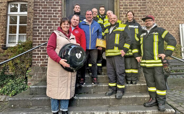 Dorfgemeinschaft Westum e. V. überreicht Defibrillator