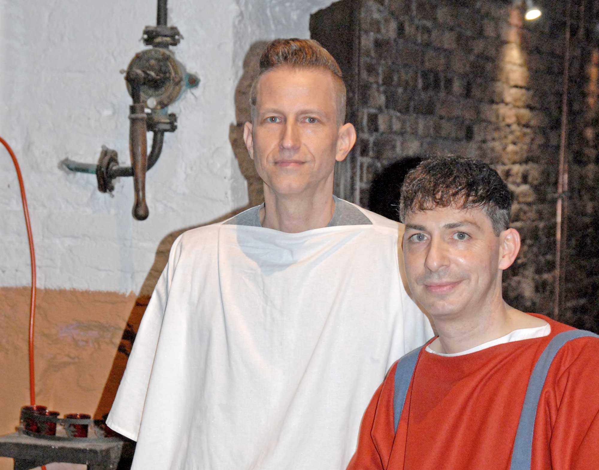 Gastgeber beim römischen Gastmahl: Meik Stiegler und Achim Habbel (rechts). Foto: Denkmalverein/Matthias Röcke