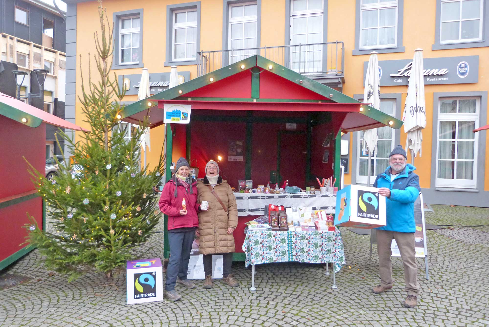 Fairtrade-Stand des Fördervereins Fairer Handel Sinzig auf dem Weihnachtsmarkt Sinzig (v.l.: Monika Mombauer, Sigrid Saak, Ingo Binnewerg)