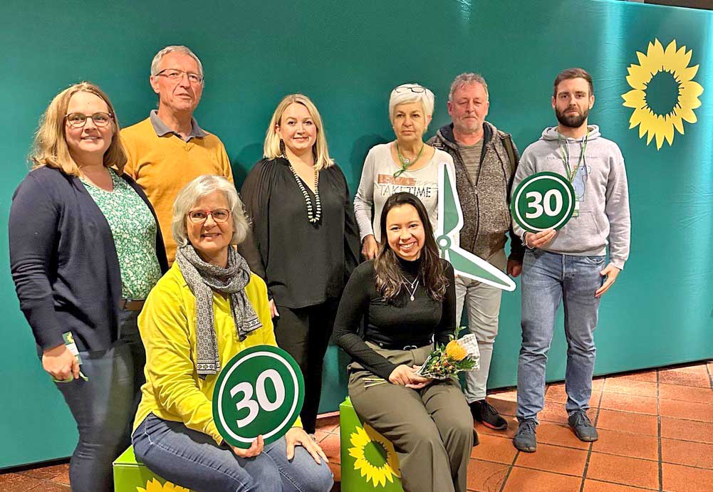 Jasmin Lemler (Bad Breisig), Ruth Pütz (Sinzig), Rainer Schlich (Schalkenbach, VG Brohltal), Sprecherin Verena Örenbas (Bad Breisig), Sarah Rößel (Bad Neuenahr-Ahrweiler), Sprecherin Claudia Schmitz (Antweiler, VG Adenau), Mathias Heeb (Grafschaft) und Tim Schäfer (Remagen) vertraten den Kreisverband Ahrweiler beim Landesparteitag der GRÜNEN in Saarburg.