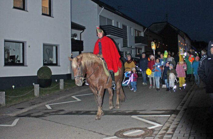St. Martin, die Kindergartenkinder die an verschiedenen Stellen wieder sangen, sowie die gesamte Bevölkerung beim Umzug.