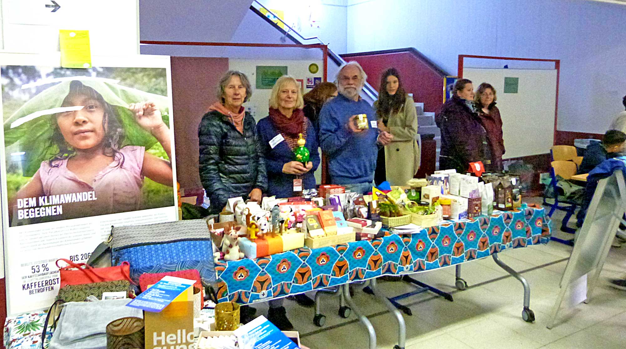 Fairtradestand im Rheingymnasium mit Walburga Greiner, Monika Mombauer, Ingo Binnewerg