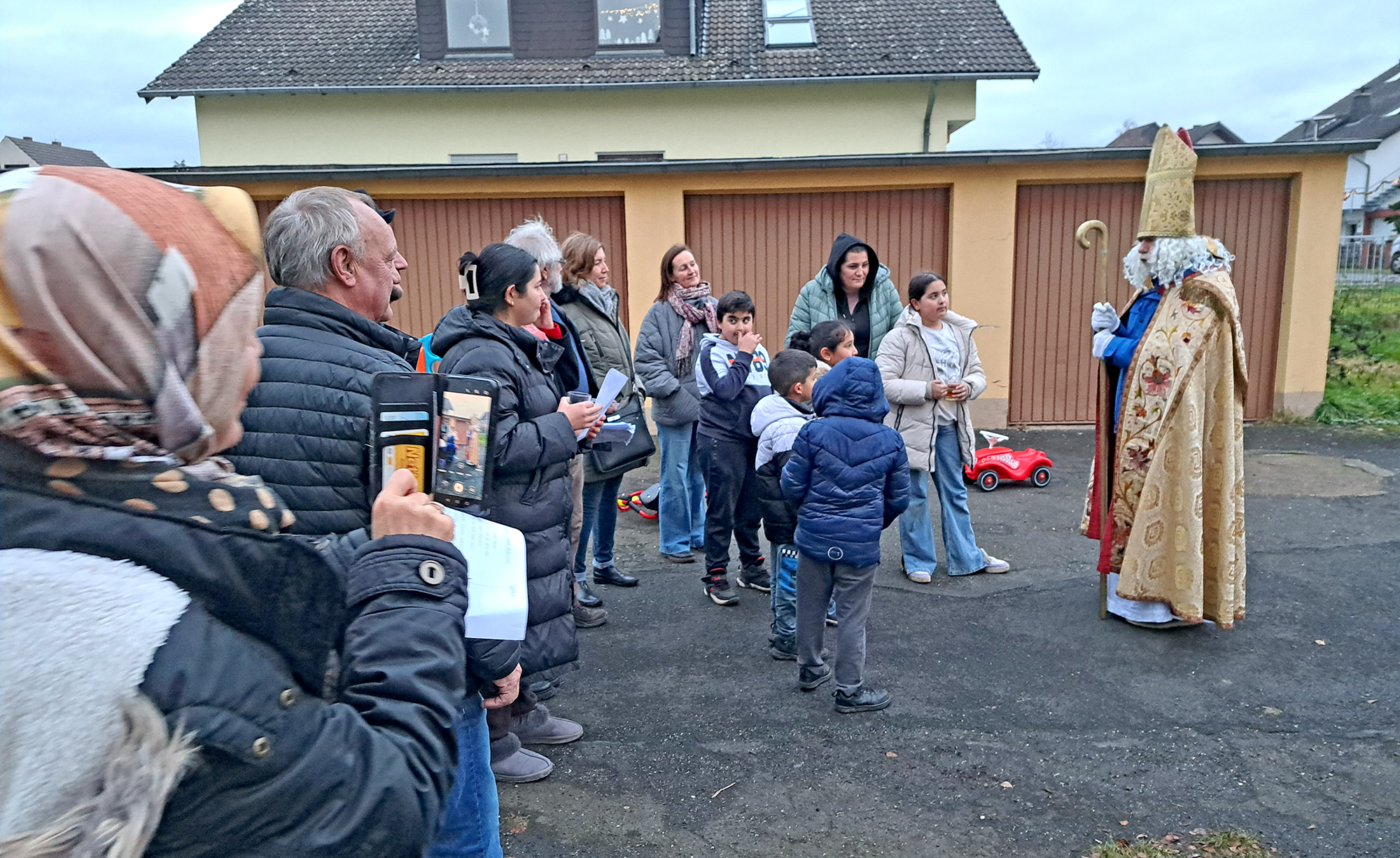 Kinder und Erwachsene freuten sich gemeinsam über den Besuch des Nikolauses. Foto: Stadtverwaltung Sinzig, Sonja Wuttke