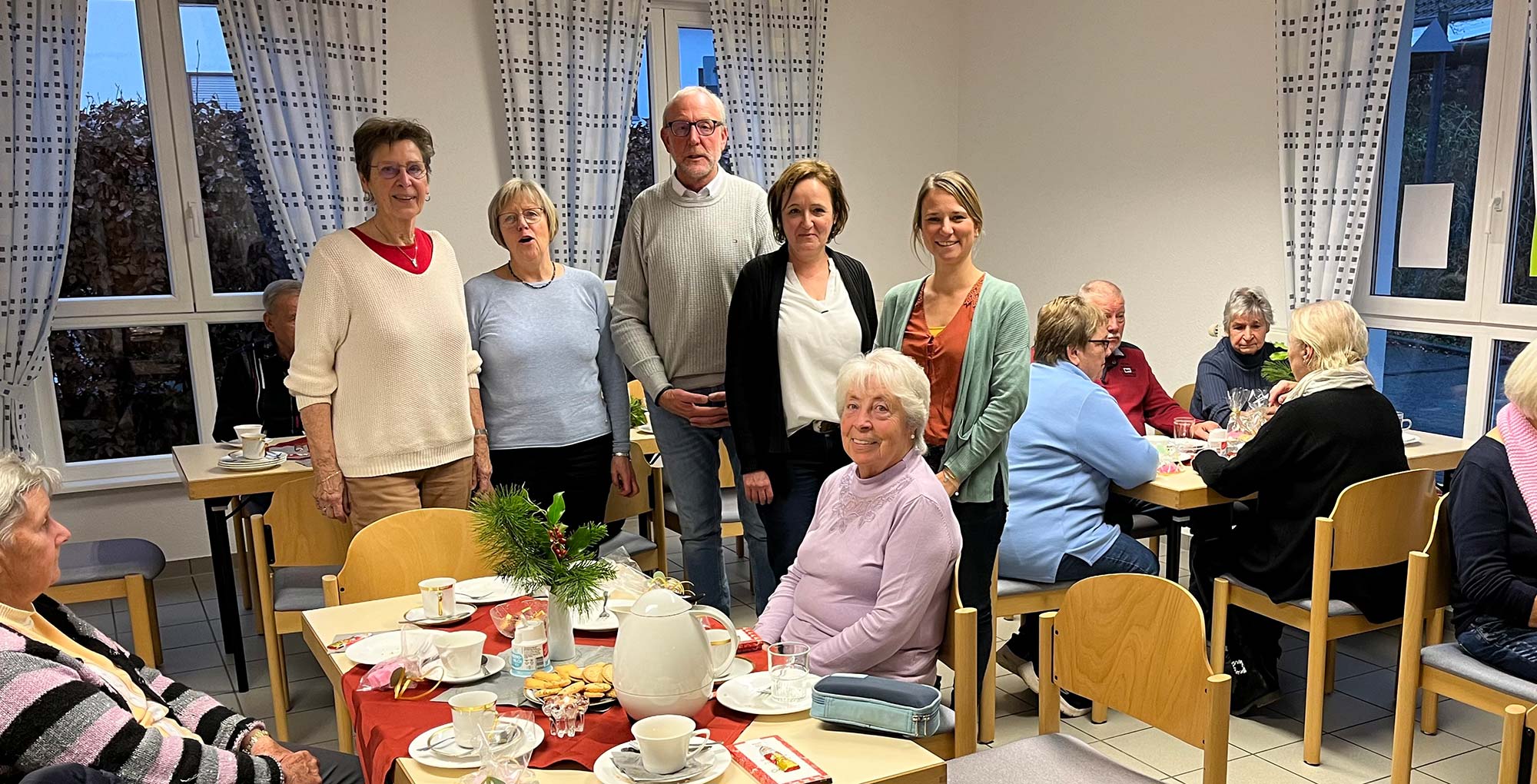 v.l. Karin Eregger, Hedi Neukirchen, Olaf Wulf, Beate Fuchs & Eva Sobotka sowie die Teilnehmer im katholischen Pfarrheim zum Jahresabschluss in Oedingen.