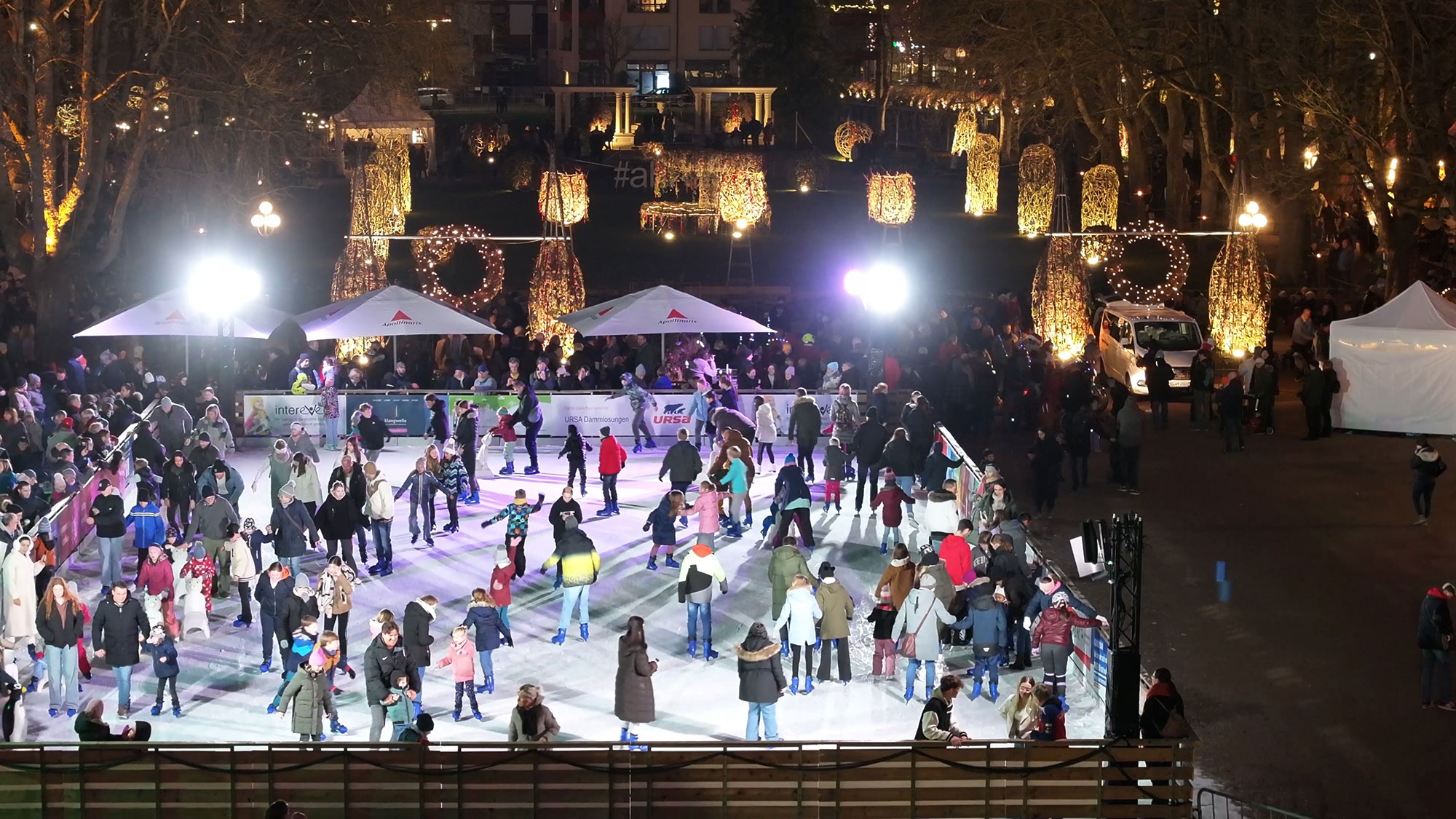 Ideale Event-Kombi: Eisbahn und Uferlichter im Kurpark Bad Neuenahr-Ahrweiler. ©Dominik Ketz