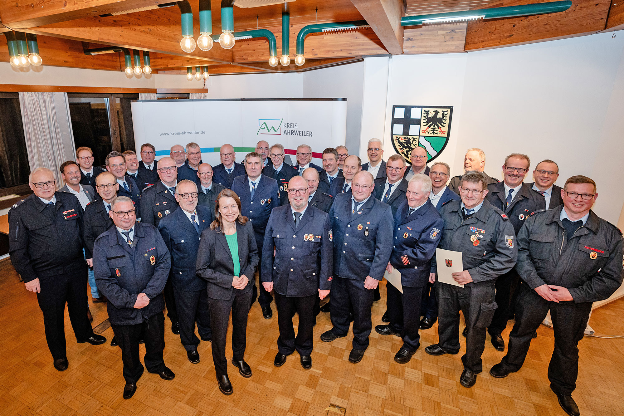 Freuen sich über die Auszeichnung: Landrätin Cornelia Weigand, die Bürgermeister und Beigeordneten der Kommunen sowie der Brand- und Katastrophenschutzinspekteur des Kreises und die Wehrleiter der örtlichen Feuerwehren. Foto: B. Risse / Kreisverwaltung Ahrweiler