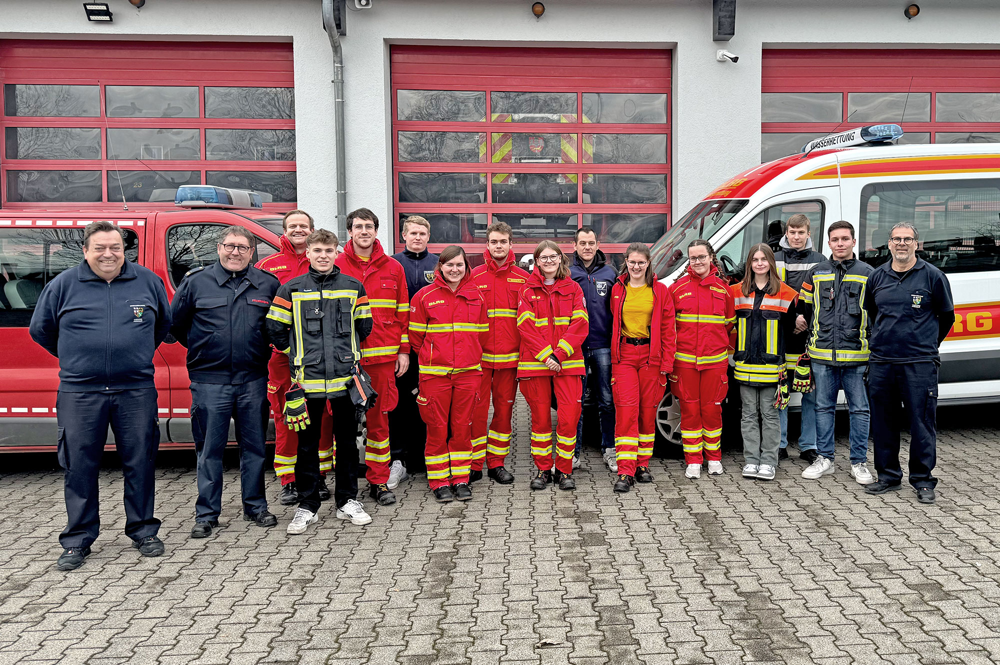 Praxistest am Funkgerät: 13 Teilnehmerinnen und Teilnehmer der DLRG und der Feuerwehr haben gemeinsam den Sprechfunklehrgang in Remagen absolviert (Foto: Wassong).